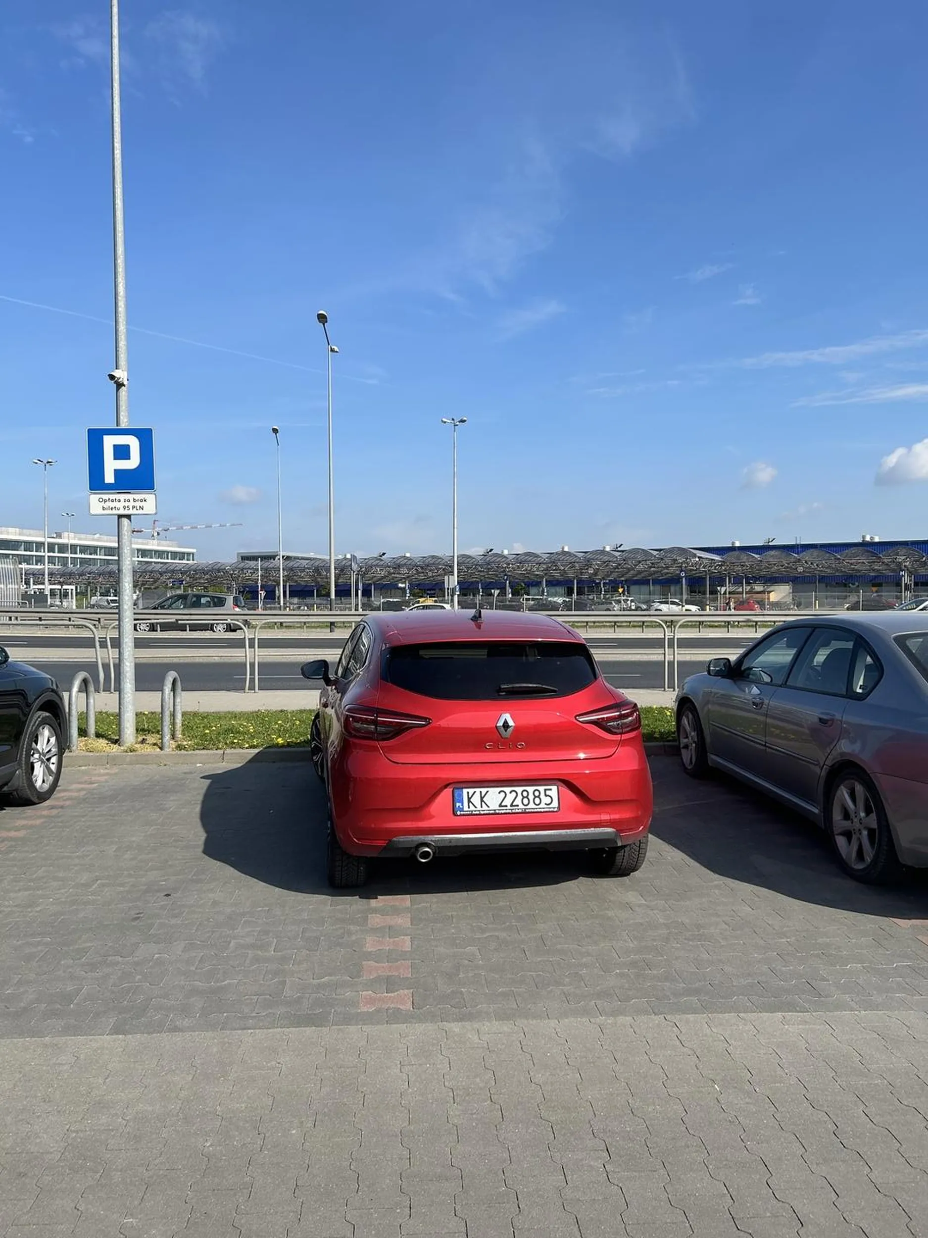 Piękne parkowanie na półtorej miejsca, żeby ktoś przypadkiem obok nie stanął, a parking pełny