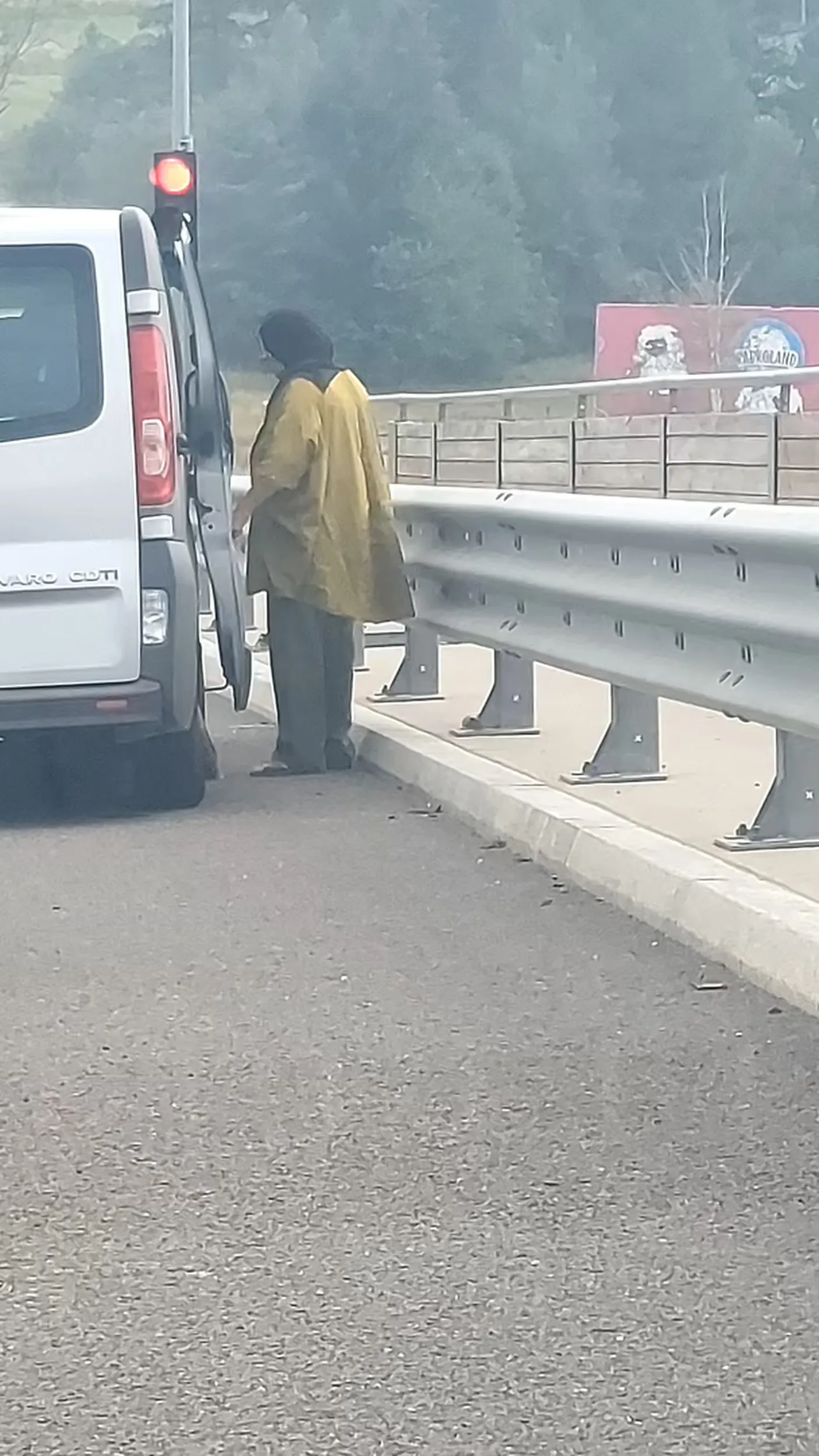 Opel vivaro. Wyrzuca śmieci przy drodze. Chowa za barierką. Zero kultury i poszanowania