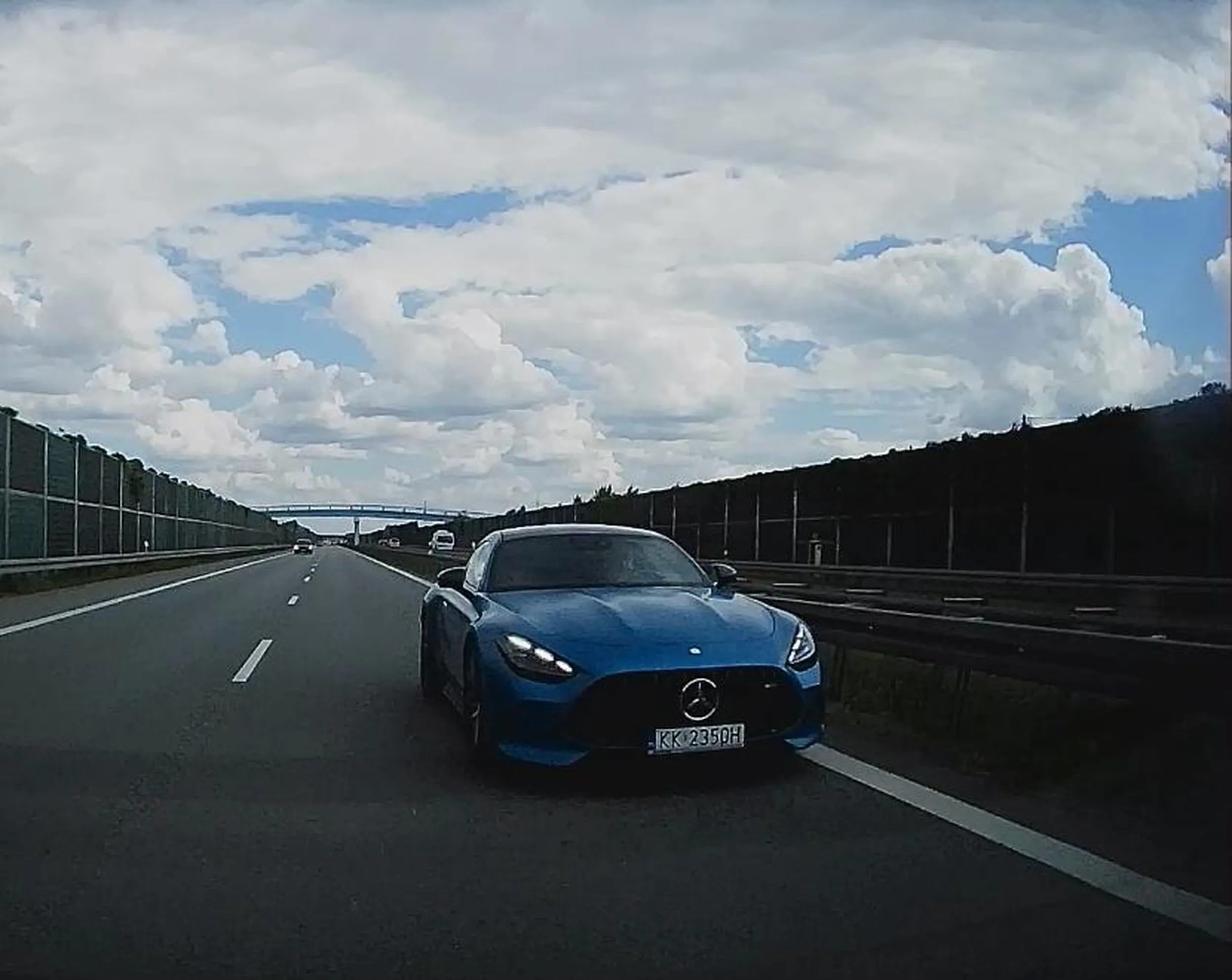 Grubo ponad 200 na liczniku, dojeżdżanie na zderzak, spychanie z drogi. Zwykły bandyta drogowy