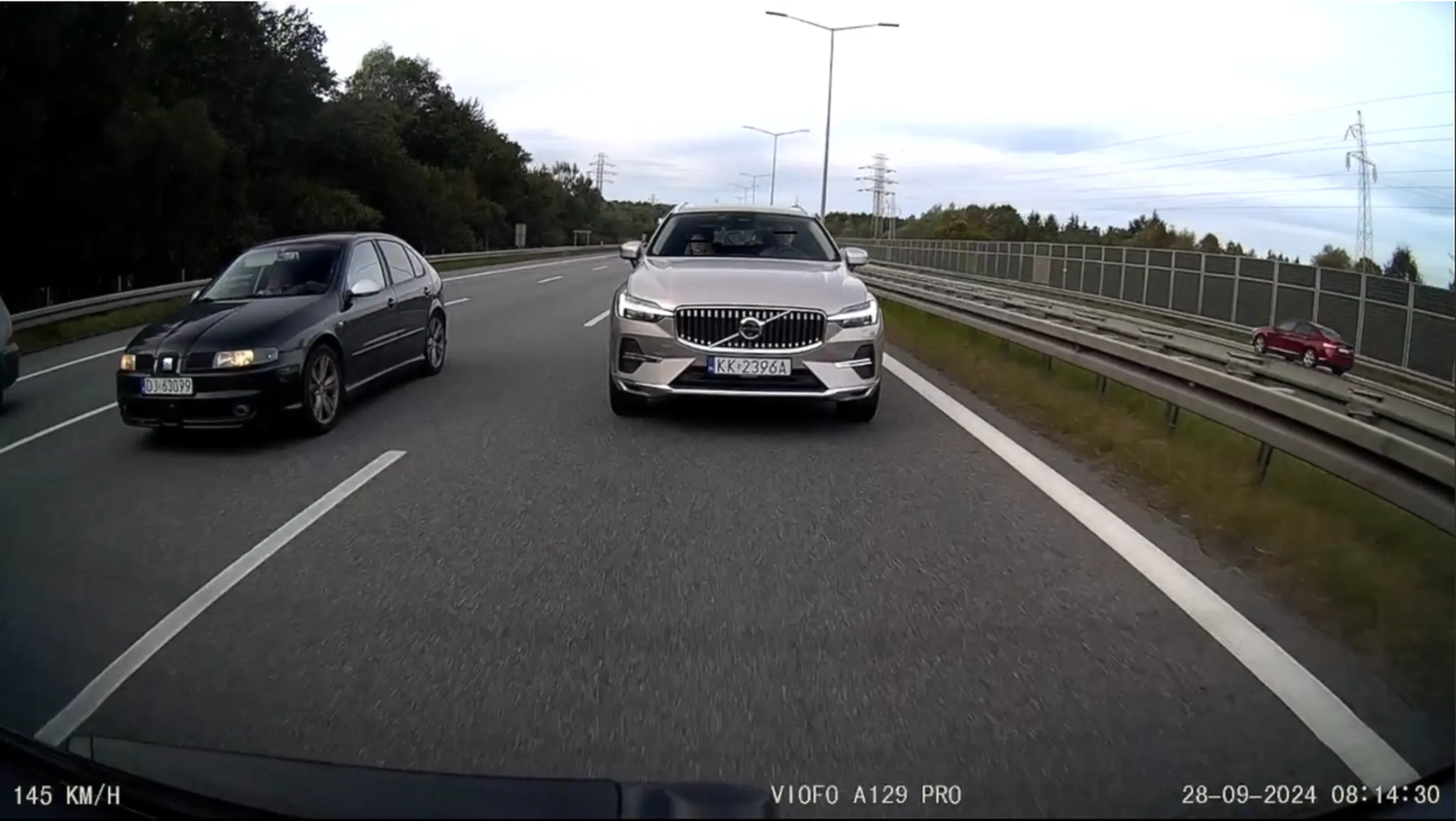 Volvo Wadowscy. Jeśli była to jazda testowa, rozumiem że w takiej sytuacji kierowcy towarzyszy konsultant sprzedaży, to czy państwa pracownicy akceptują i promują takie zachowania na drodze? A może samochód był wykorzystywany przez pracowników w celach prywatnych? Jak takie chamskie i niebezpieczne zachowanie na drodze reprezentowane przez kierującego auto z państwa logiem wpisuje się w wartości marki tak dumnie prezentowane w mediach? https://lovekrakow.pl/aktualnosci/dzis-volvo-to-elegancka-luksusowa-bezpieczna-marka-dla-kazdego_33149.html