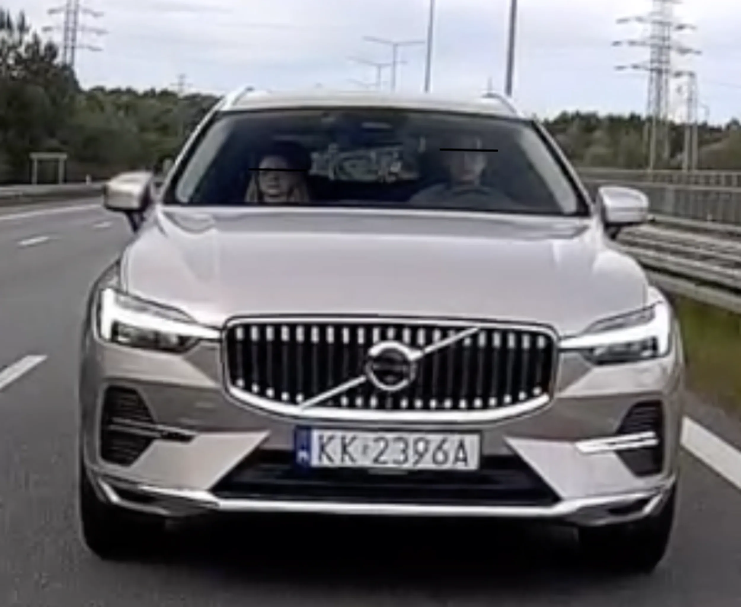 Volvo Wadowscy. Jeśli była to jazda testowa, rozumiem że w takiej sytuacji kierowcy towarzyszy konsultant sprzedaży, to czy państwa pracownicy akceptują i promują takie zachowania na drodze? A może samochód był wykorzystywany przez pracowników w celach prywatnych? Jak takie chamskie i niebezpieczne zachowanie na drodze reprezentowane przez kierującego auto z państwa logiem wpisuje się w wartości marki tak dumnie prezentowane w mediach? https://lovekrakow.pl/aktualnosci/dzis-volvo-to-elegancka-luksusowa-bezpieczna-marka-dla-kazdego_33149.html