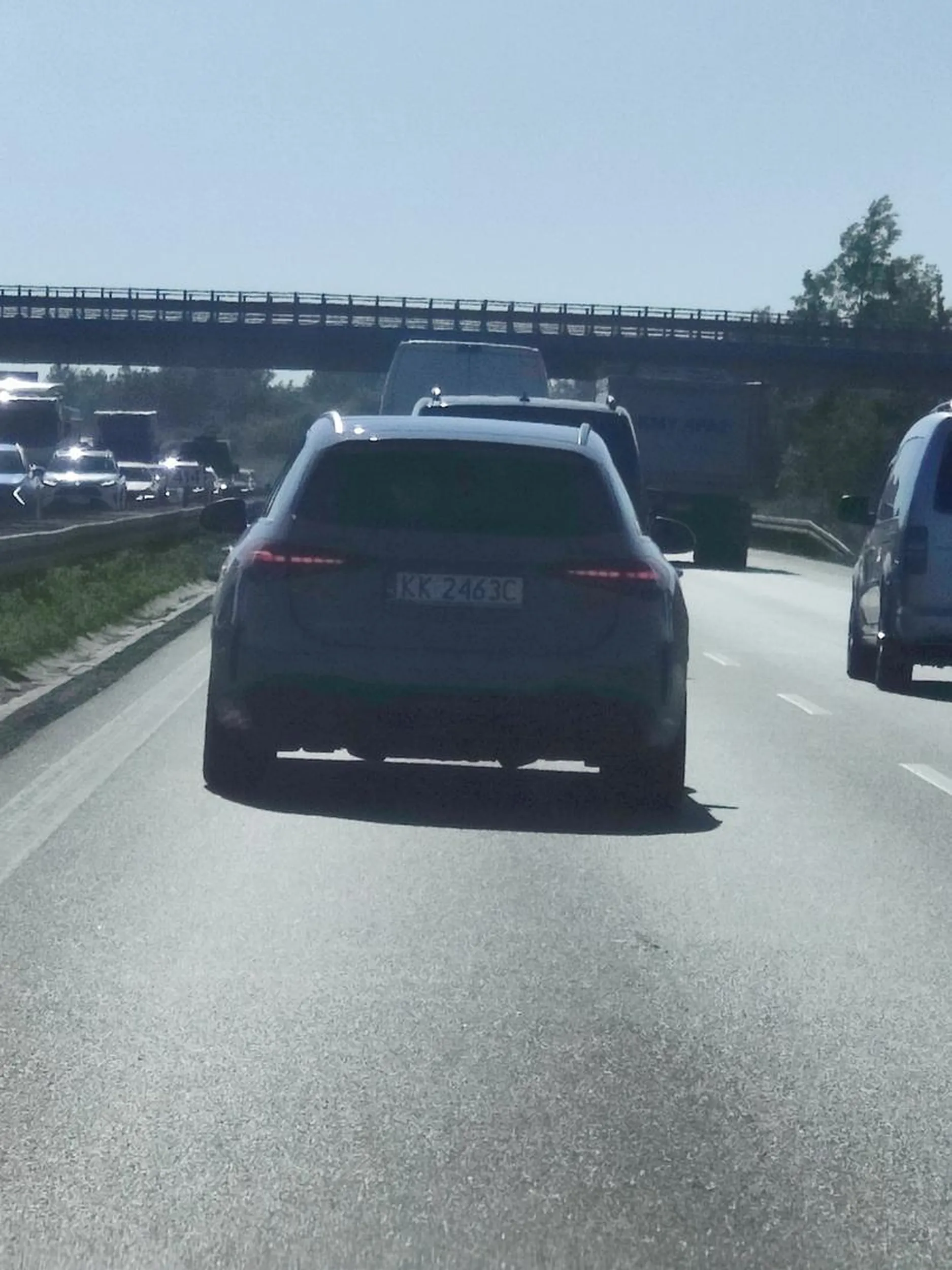 Uwaga na tego brawurowego kierowcę. Wpychanie się na milimetry, powodując tym zagrożenie oraz niebezpieczna jazda  na zderzaku to dla niego chleb powszedni.