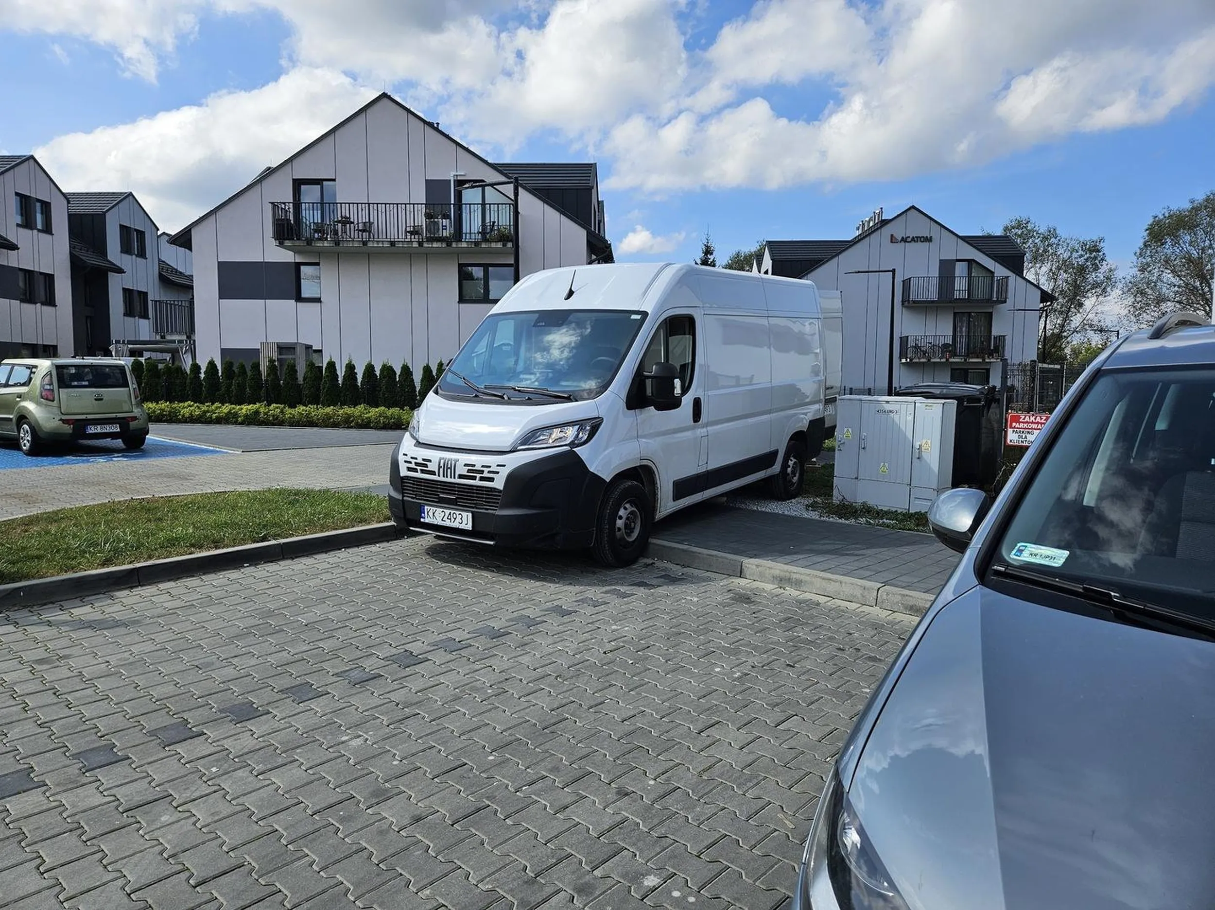 Szanowny Panie Ukraińcu. Proszę nie blokować chodnika. To jest jedyna droga piesza na osiedle. Dodatkowo pojazd o DMC powyżej 2,5 tony nigdy nie powinien znaleźć się na chodniku, to niszczy powierzchnie brukowane i krawężniki.