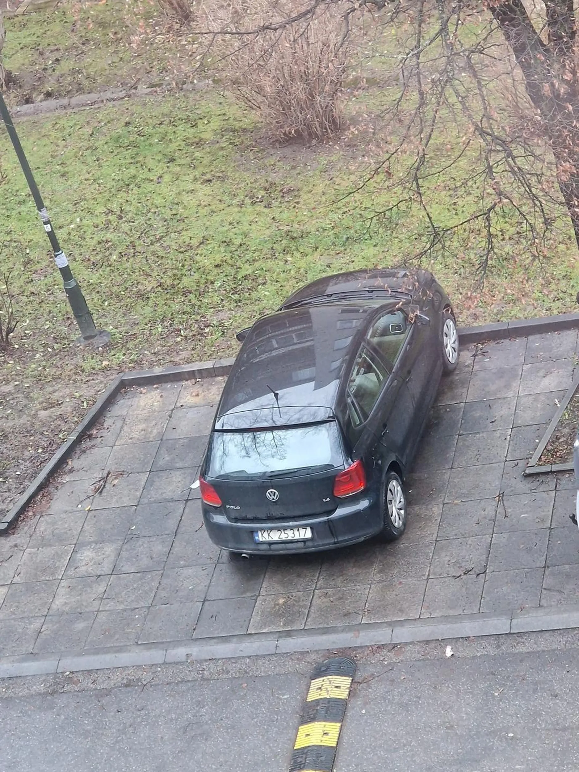 Pani nie umie parkowac, staje na dwoch miejscach po czym wychodzi obserwuje i zostawia tak "zaparkowany" pojazd