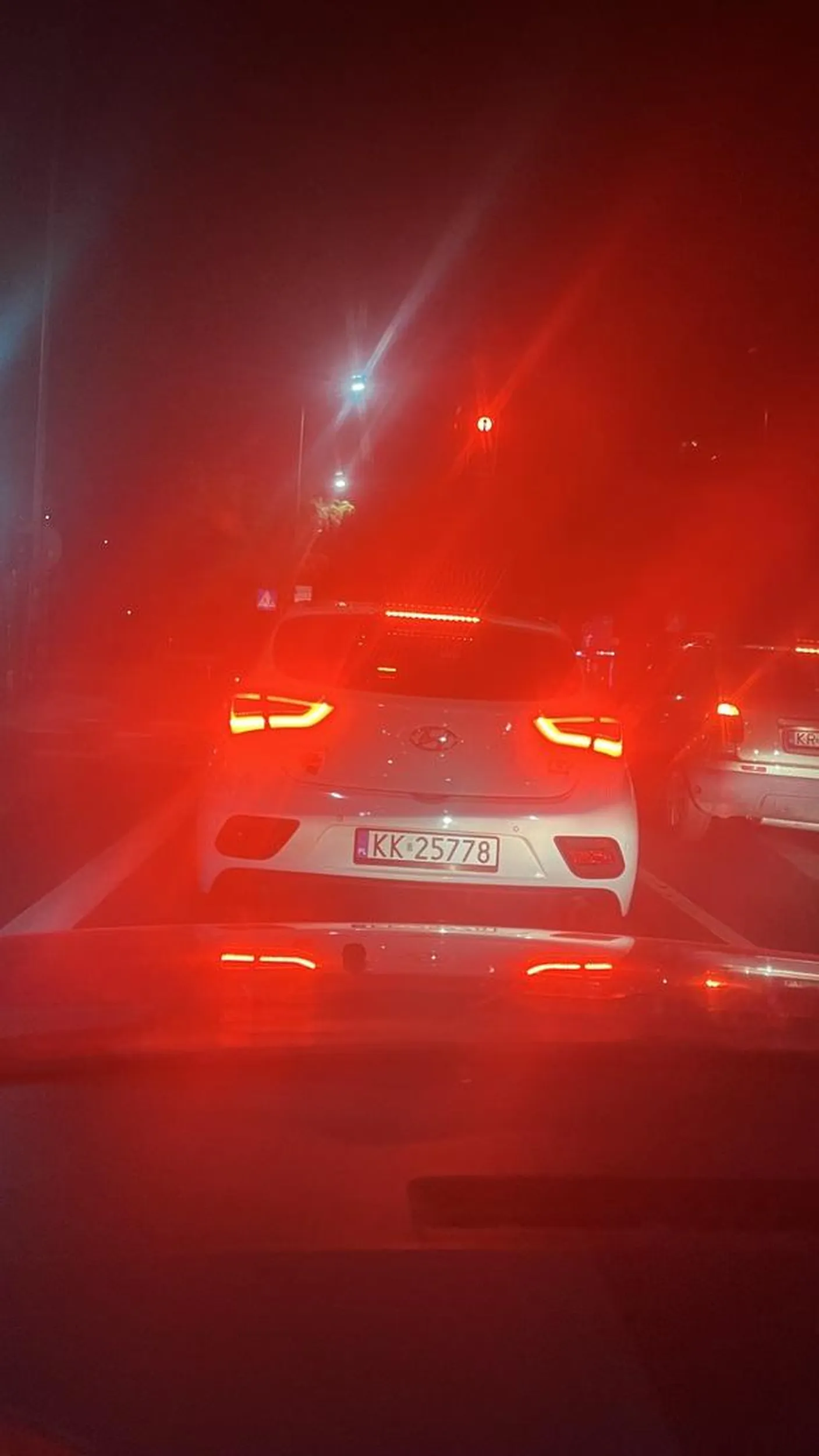 Latanie z prędkością około 90 km na godzinę w centrum miasta jest nie tylko niebezpieczne dla pieszych, ale także uniemożliwia innym zjechanie z drogi drugorzędnej