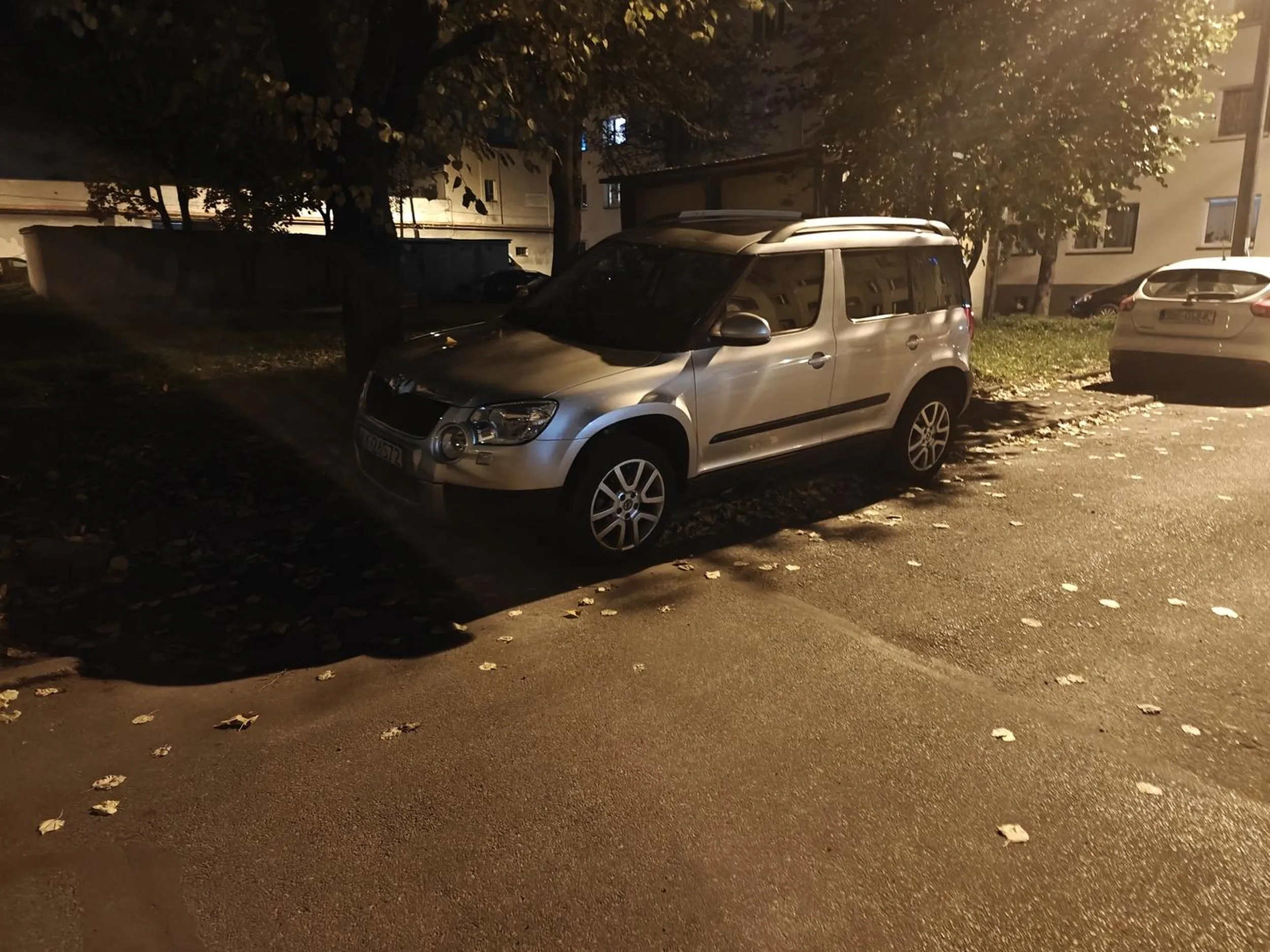 Stanie sobie taka menda na trzech wolnym miejscach przed klatkami naucz sie parkować