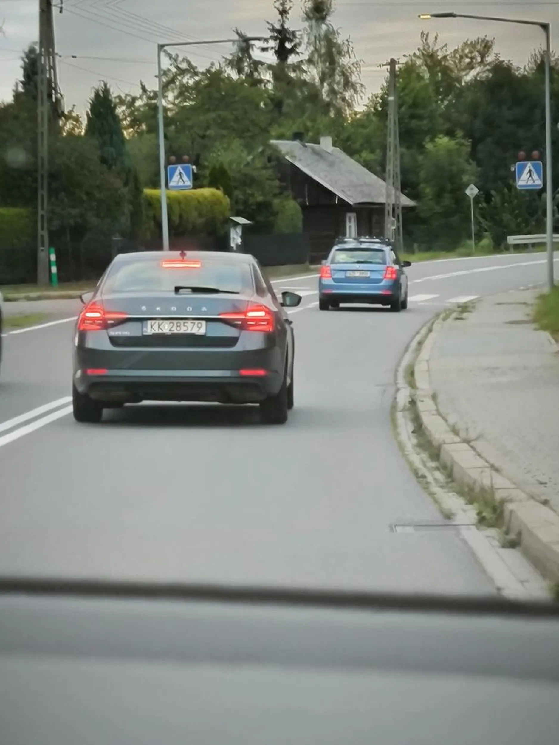 Kierowca w drodze z Energylandi jedzie przed nami i co chwila hamuje bez powodu, zwalnia i przyspiesza. Jedzie od boku do boku drogi. Jak pijany.