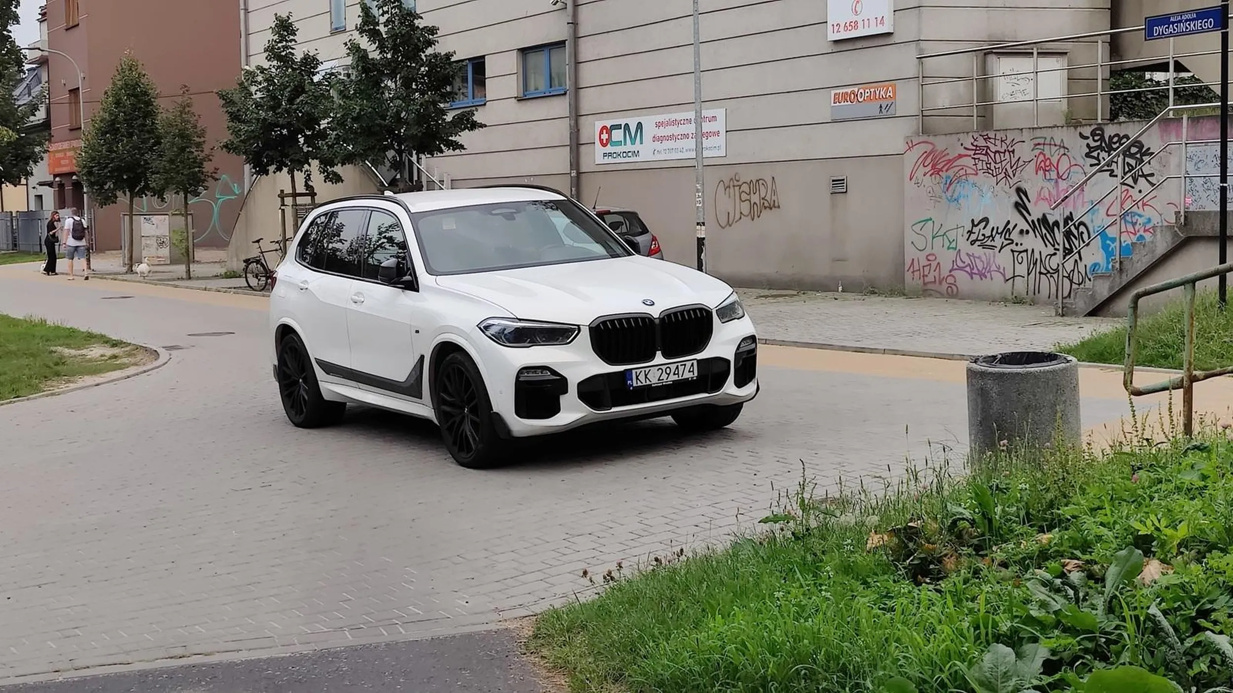 Jak nie potrafisz parkować w strefie zamieszkania, to przesiądź się na tramwaj, który masz obok