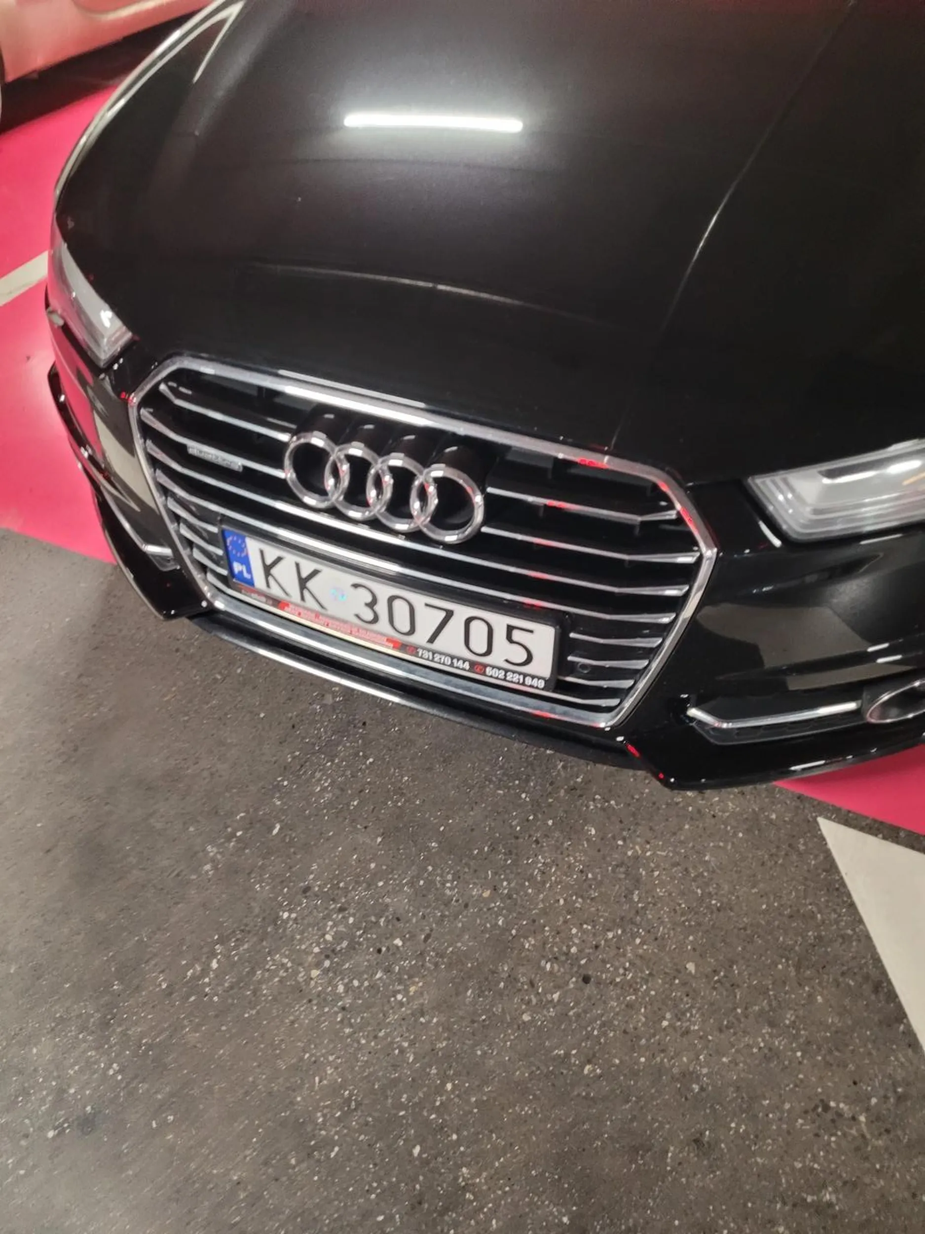 Pan bez dzieci i fotelika ale za to w czarnym audi więc się należy miejsce parkingowe blisko wejścia. Burak