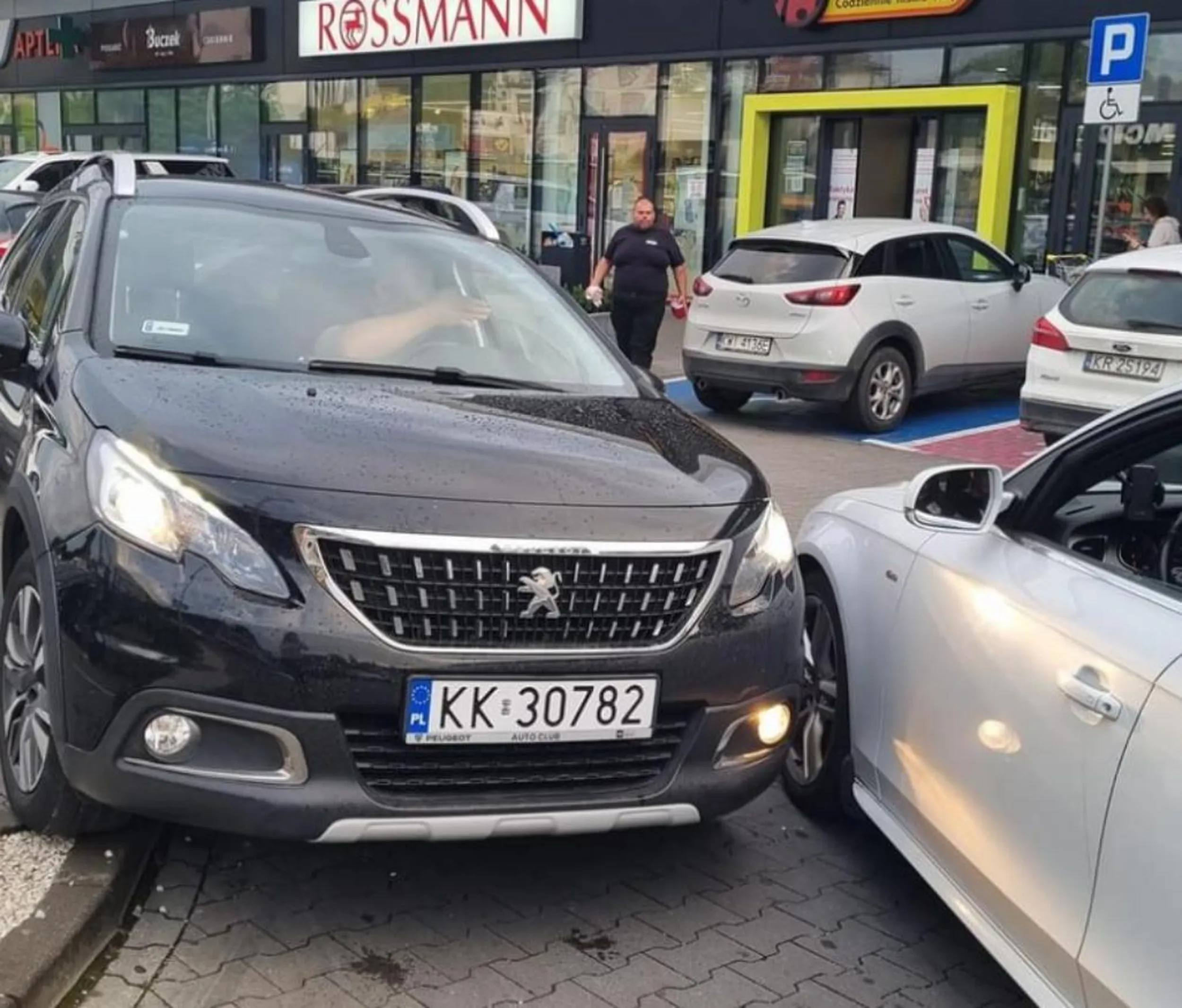 Parkuje jak widać na załączonym obrazku i jeszcze się awanturuje. Dobrze sie z żonką dobrali bo jej jadaczka też sie nie zamyka. Gdzie tacy ludzie dostają prawo jazdy? W loterii big milk czy w cheetosach? Podobno głupi zawsze ma szczęście, więc może to jest rozwiązaniem tej tajemniczej zagadki? Szanowny Pan kierowca oczywiście podziękował palcem. Czyżby go specjalnie wyjął z miejsca gdzie słońce nie dochodzi?