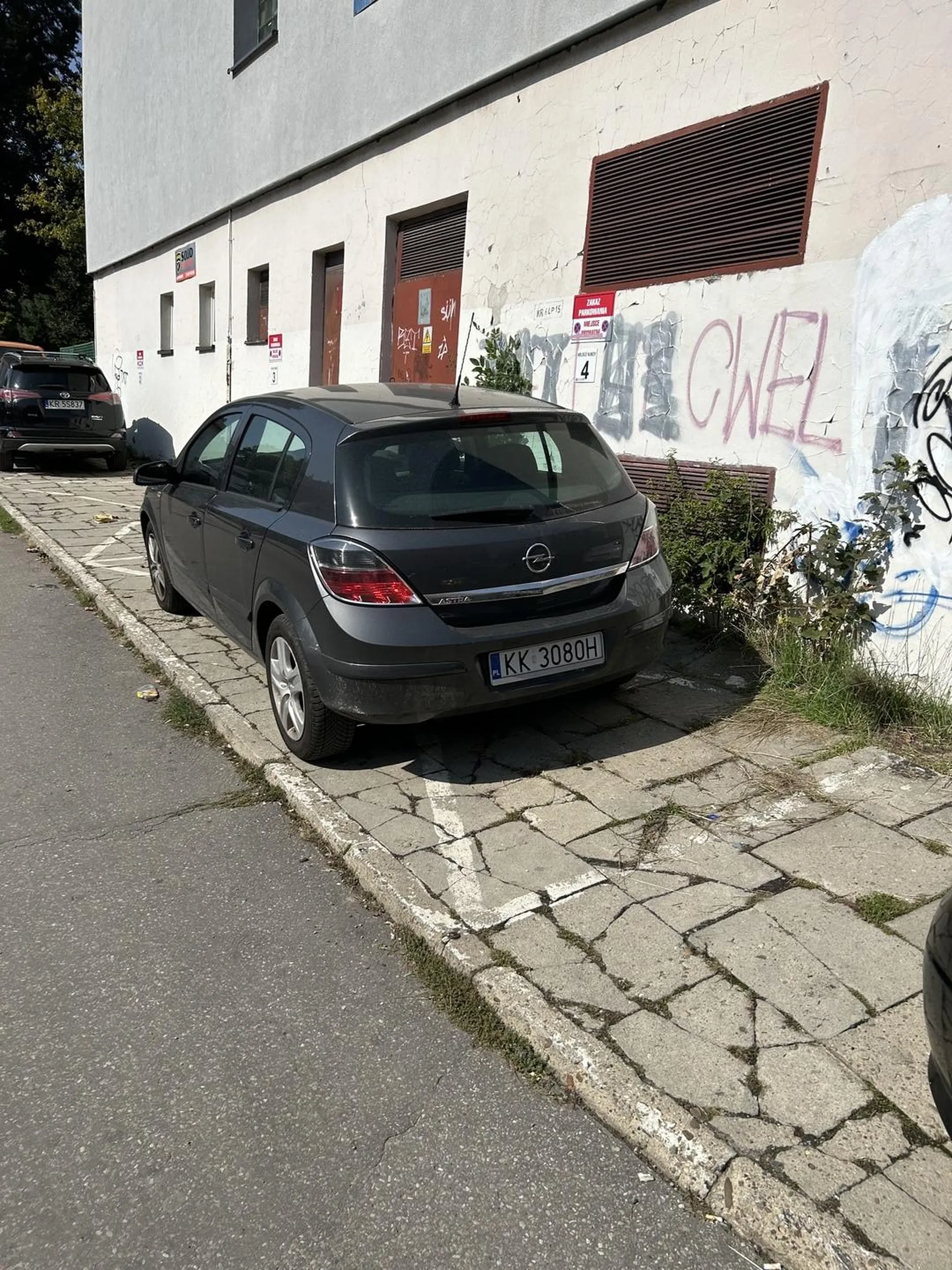 Zajmuje prywatne miejsca parkingowe