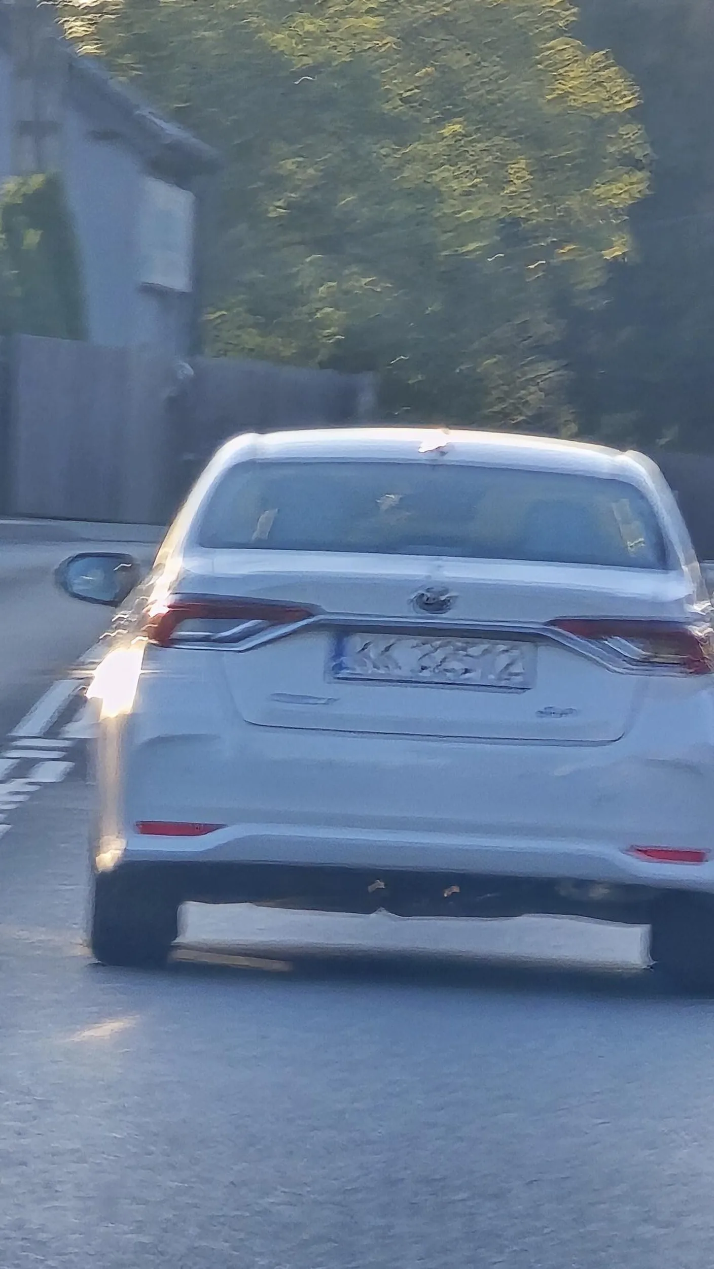 Kierowca raz jedzie drogą, raz zjeżdża na pobocze. Swieci i gasi światła. Z całym szacunkiem ale ten kierowca powinien mieć na samochodzie L i jechać z kimś kto go/ją nauczy.