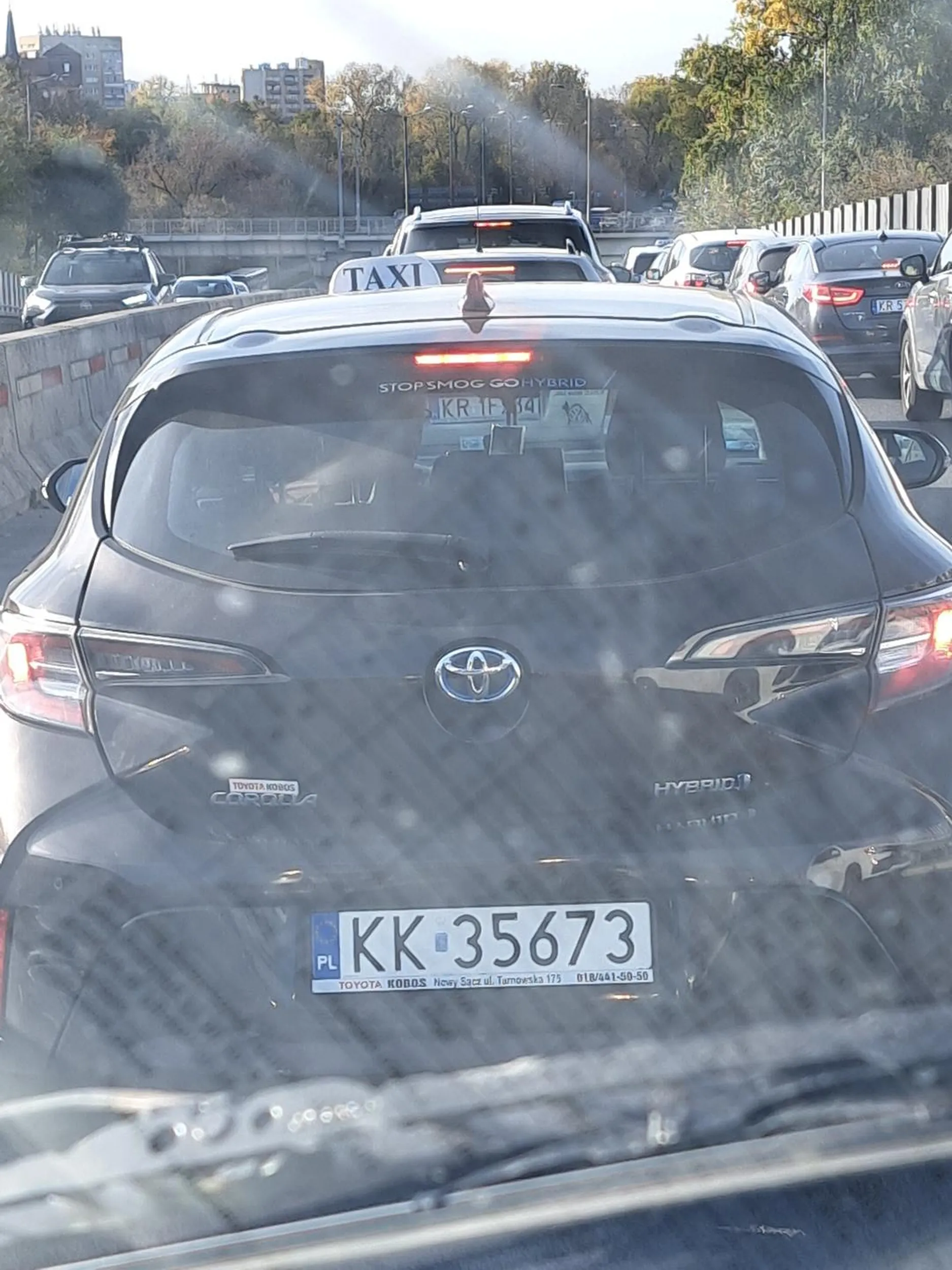 Nie obrażając człowieka, stary chlop z brakiem kultury wymuszając pierwszeństwo, prawie uderzając w nasz samochod wystawia reke z środkowym palcem mam nadzieje ze karma go dopadanie