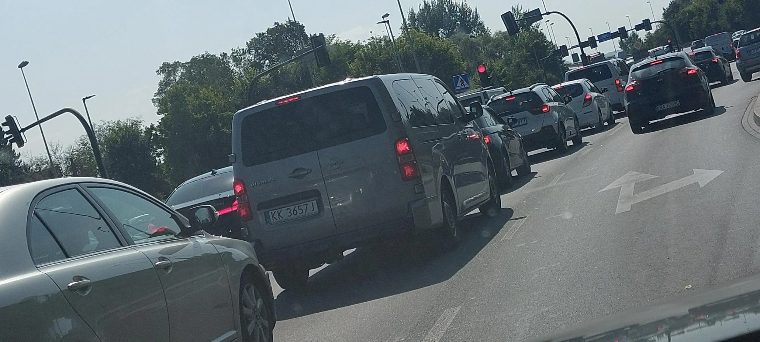 Mistrz lewego pasa, przed nim pareset wolnych metrów, ale na prawy nie zjedzie. Za to podczas wyprzedzania prawym pasem nagle przyspiesza xD