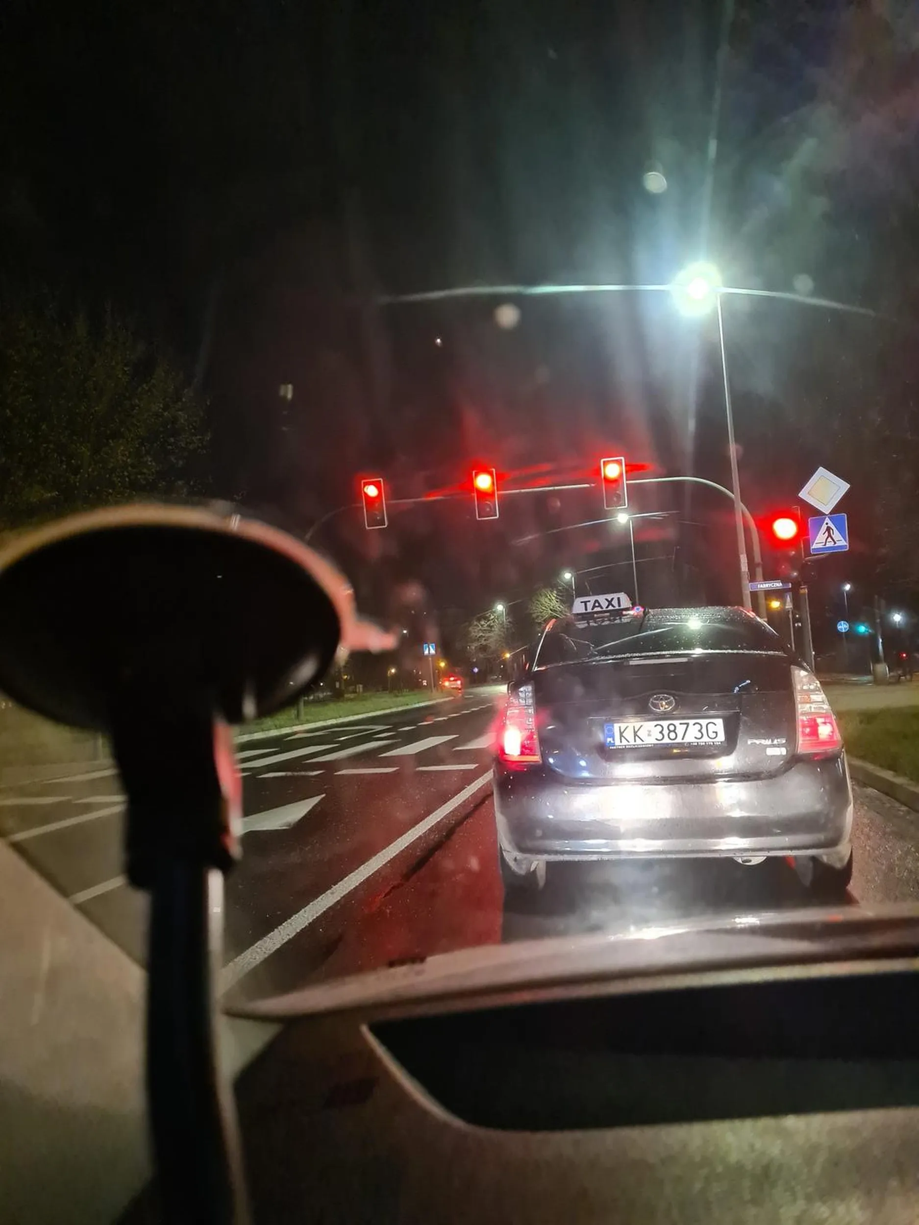 Kierowca stwarza zagrożenie na drodze, zmienia pasy ruchu bez kierunkowskazów. Nie wie gdzie jedzie. Mało co nie wjechał w tramwaj