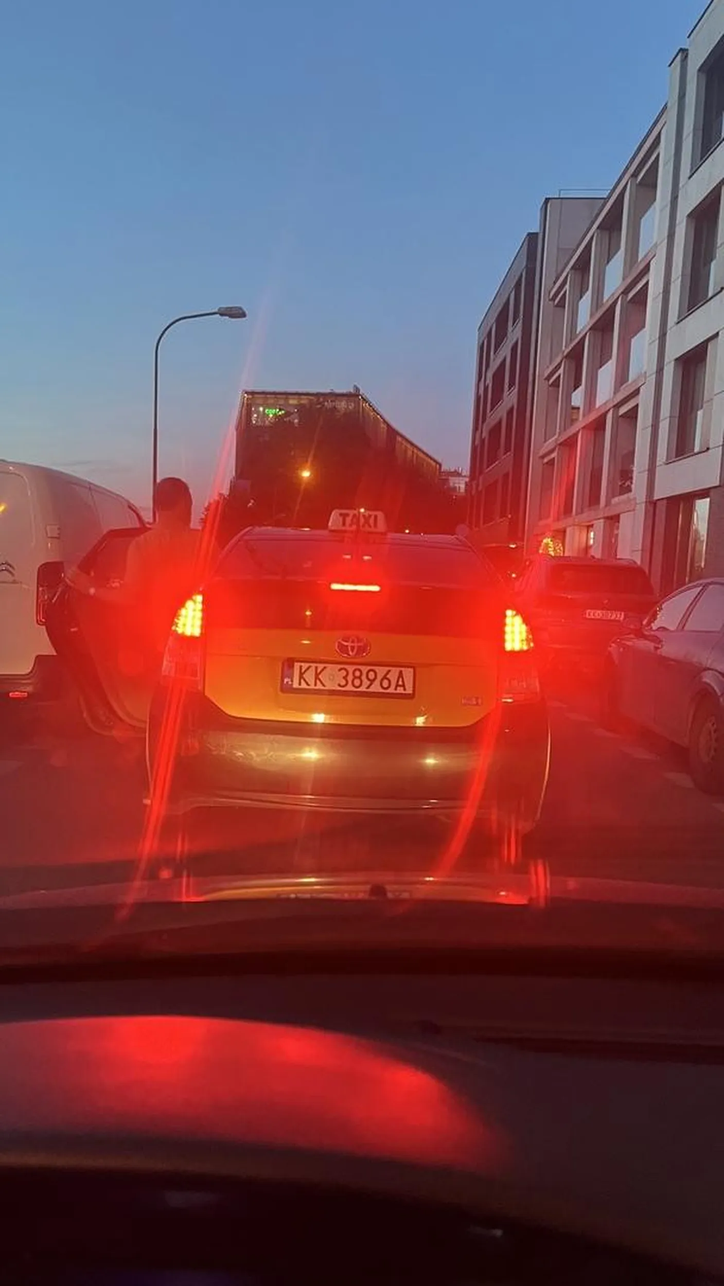 Nikt nie powinien czekać, gdy pakujesz pasażerów na środku drogi!!!!