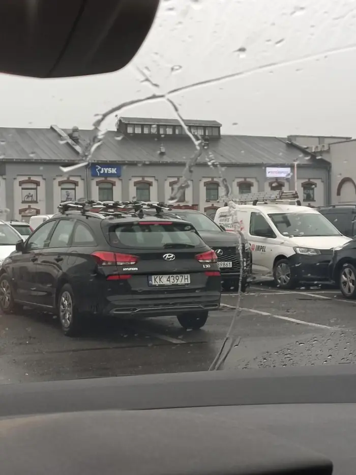 Zapraszam do okulisty, bo kierowca chyba nie zauważył linii parkingowych. Z pewnością wcale nie zaparkował tak z lenistwa