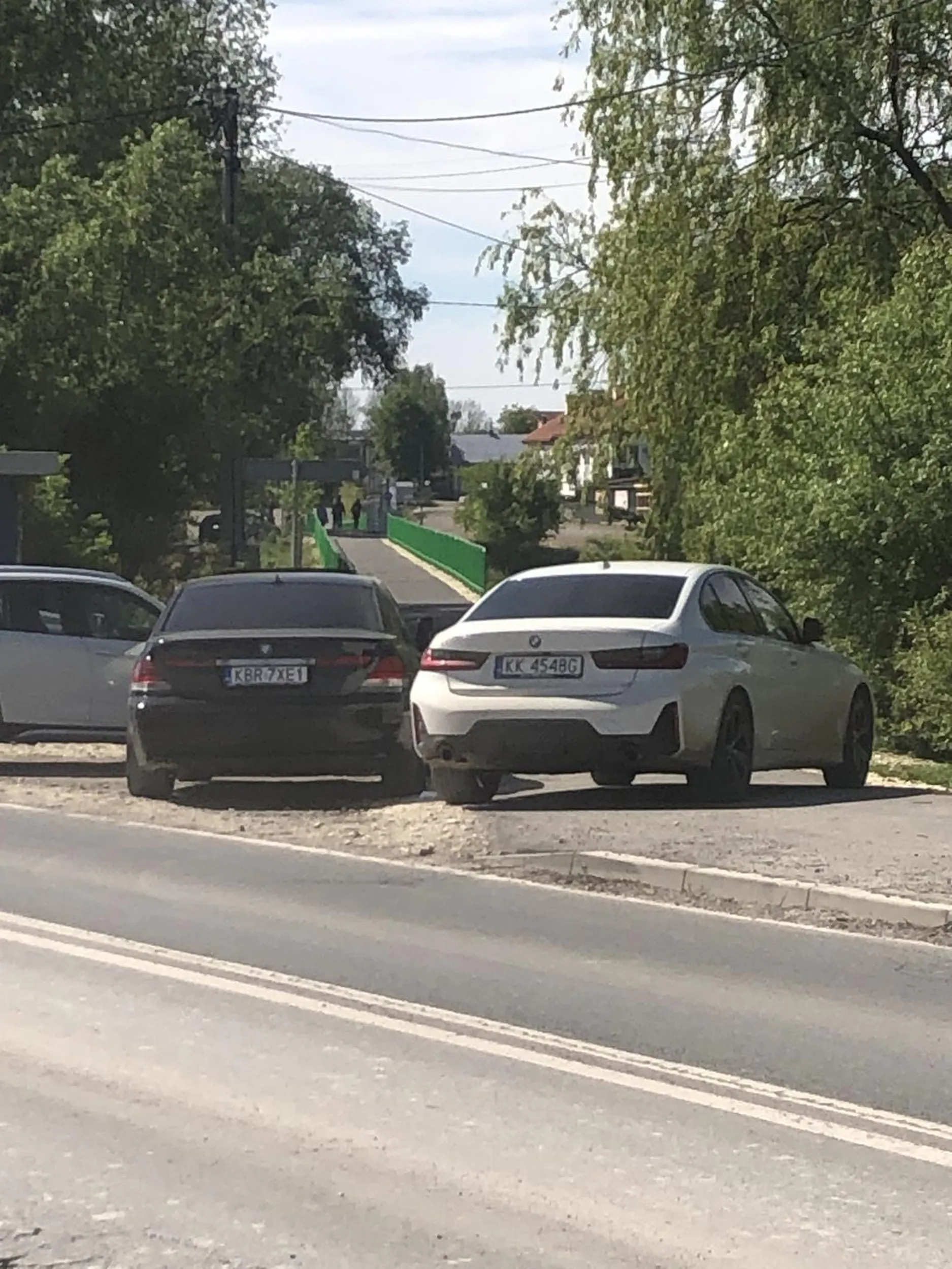 Blondi myśli, ze jej bmw to rower:)