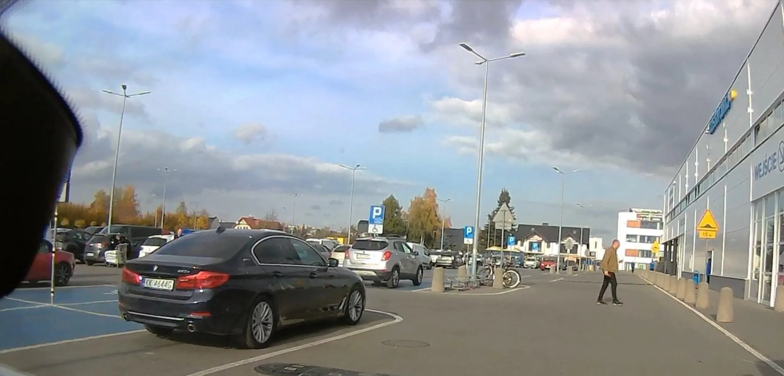 parking pod Castoramą ma pełno wolnych miejsc, ale gamoń parkuje szrota pod samym wejściem