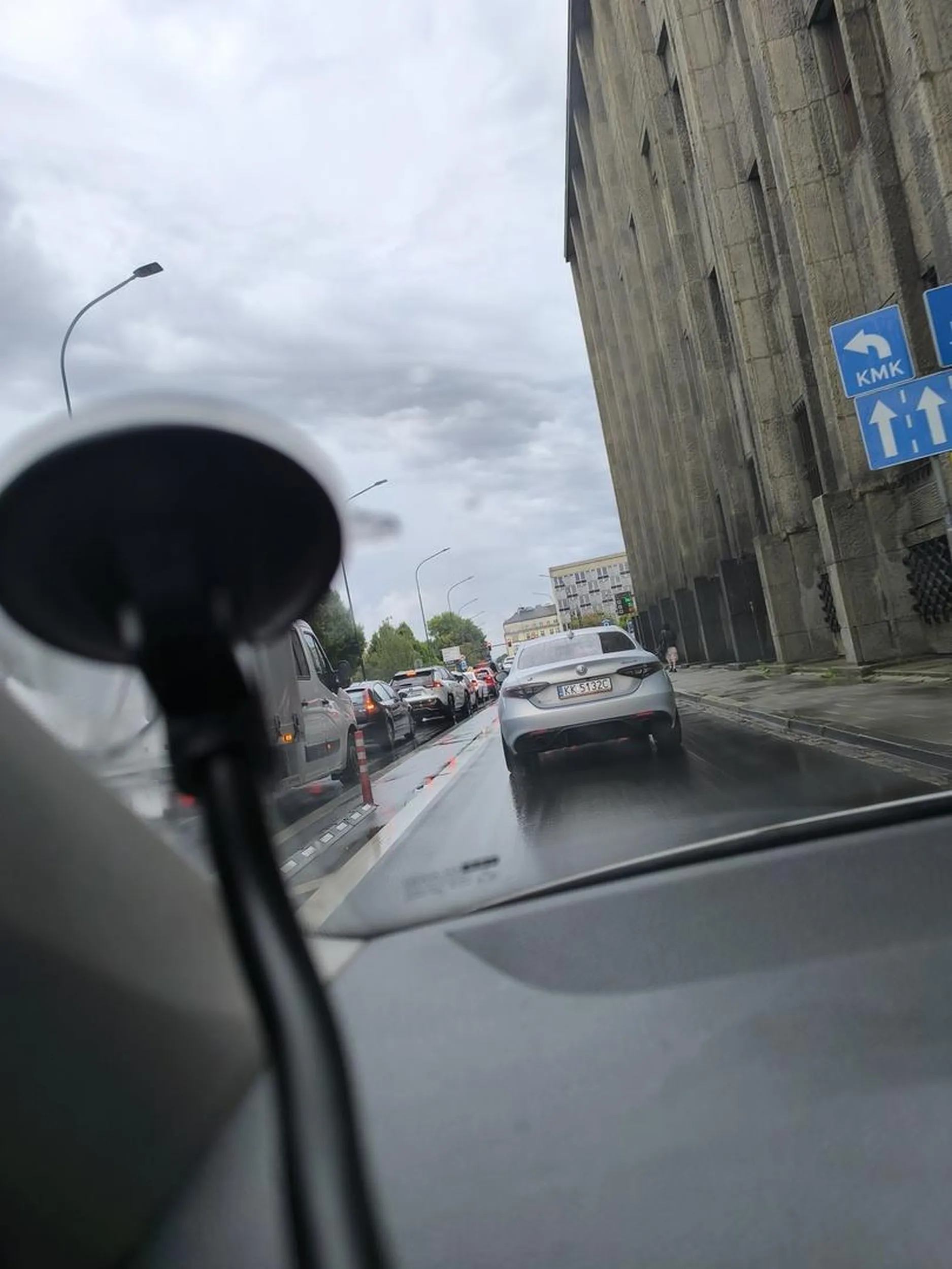 Kierowca jedzie bezprawnie buspasem