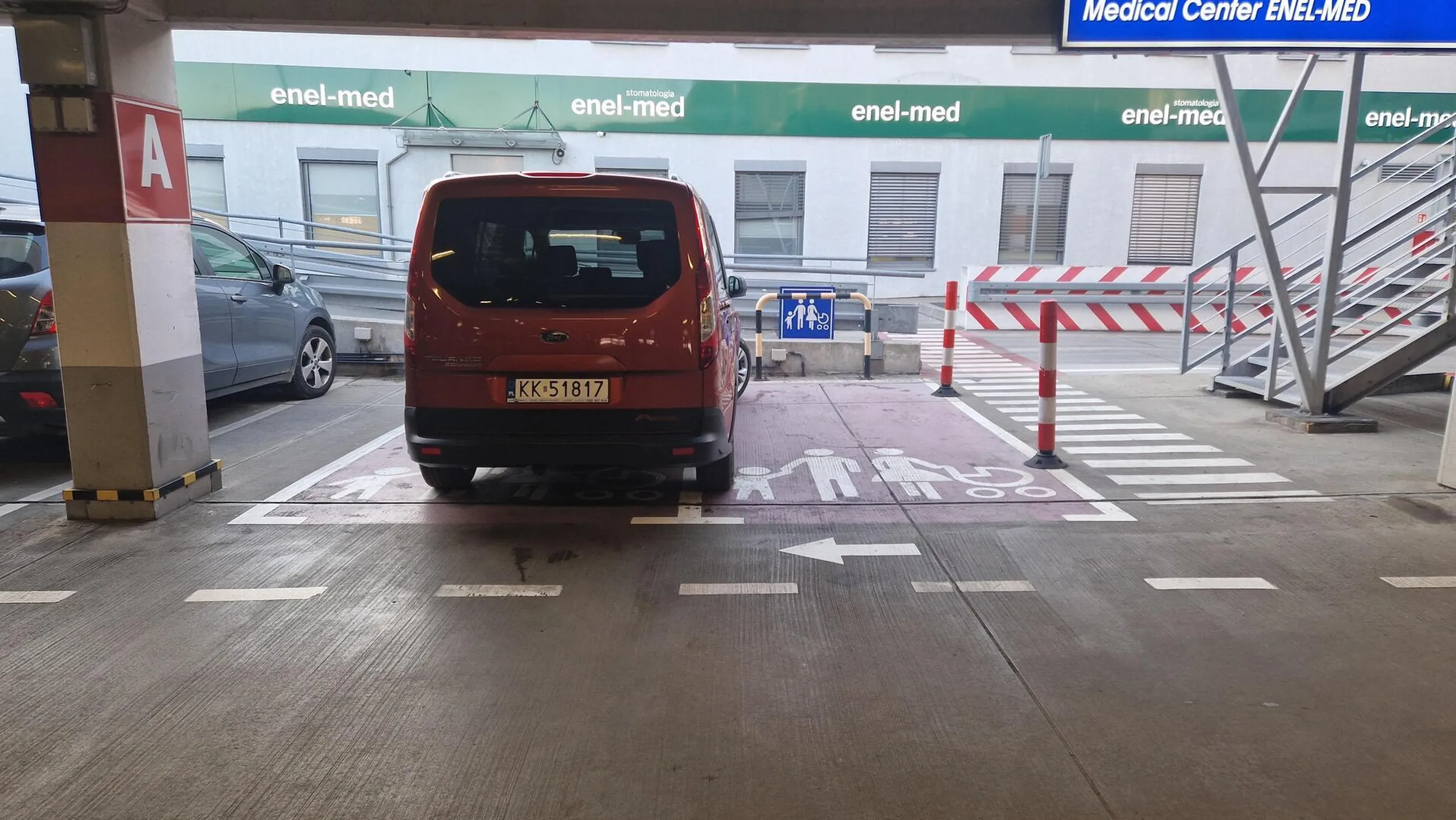 Proponuję nauczyć się parkować by nie zajmować 2 miejsc - inni z dzieckiem do lekarza też chcą skorzystać.