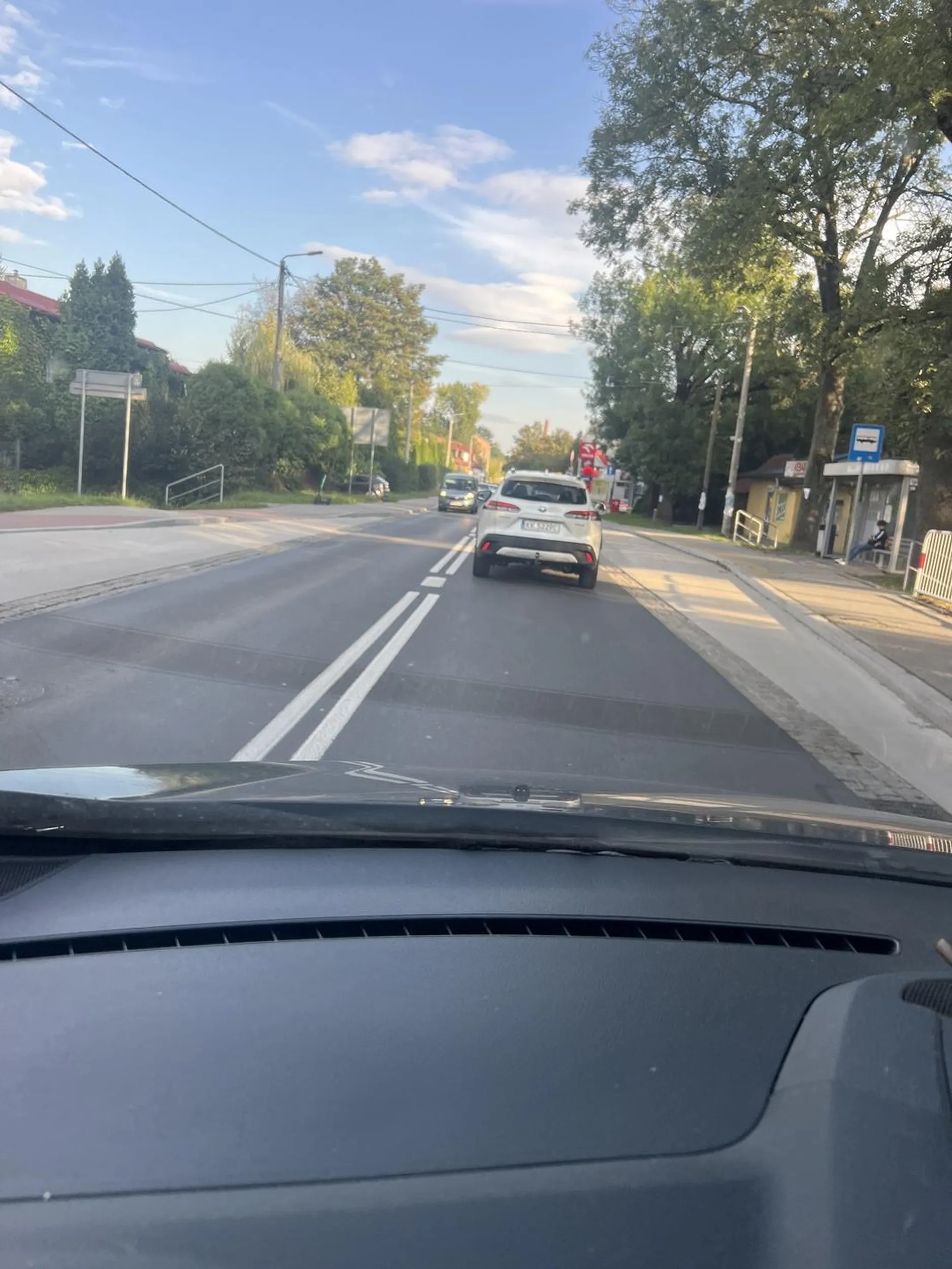 Za takim kierowcą strach jechać, o istnieniu kierunkowskazów chyba nie wie. Pasy zmienia dopiero na linii ciągłej i też bez żadnego kierunku po prostu na chama się wciska i już