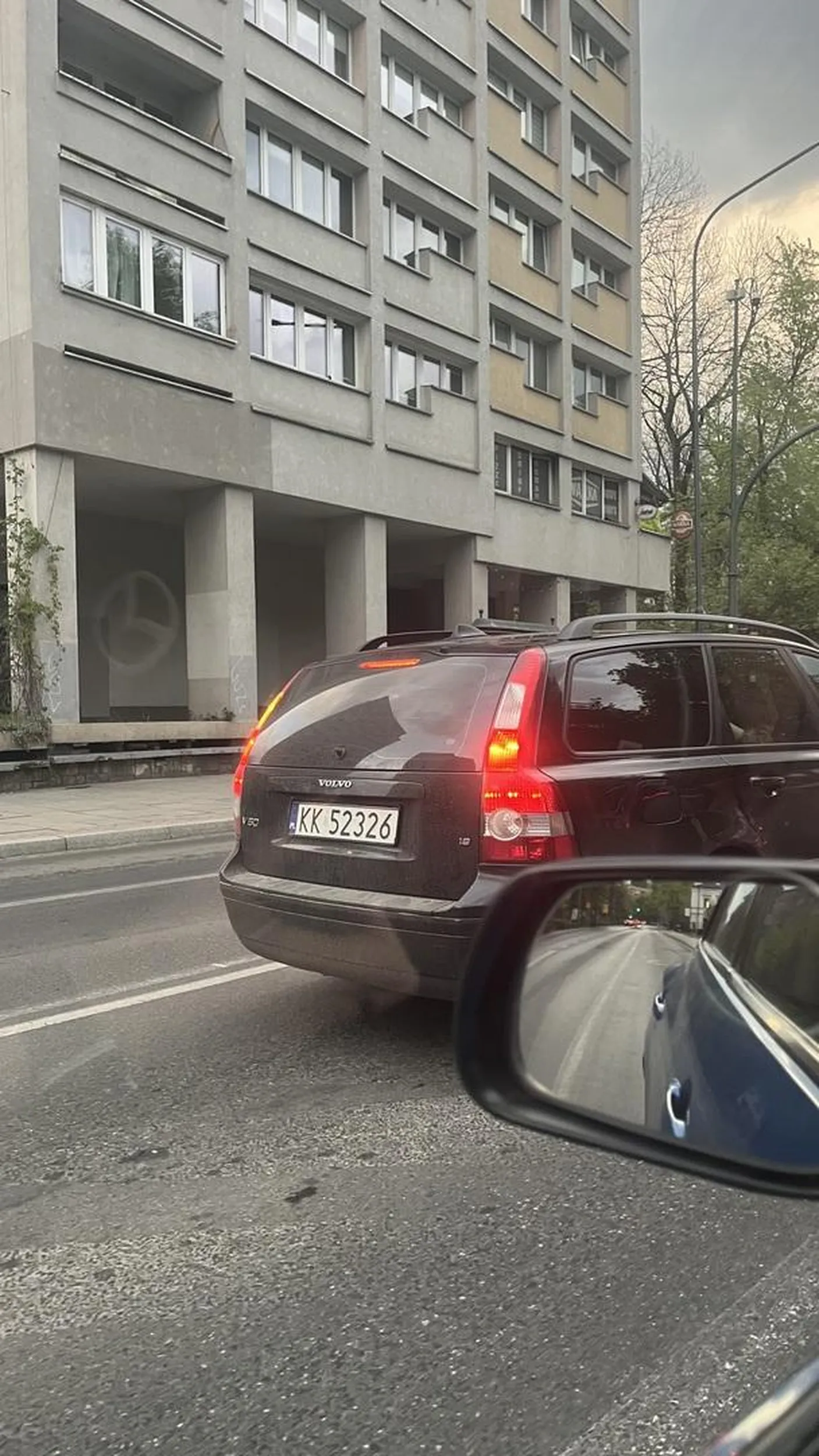 pani leci pasem dla autobusów, aby stanąć na czerwonym??????