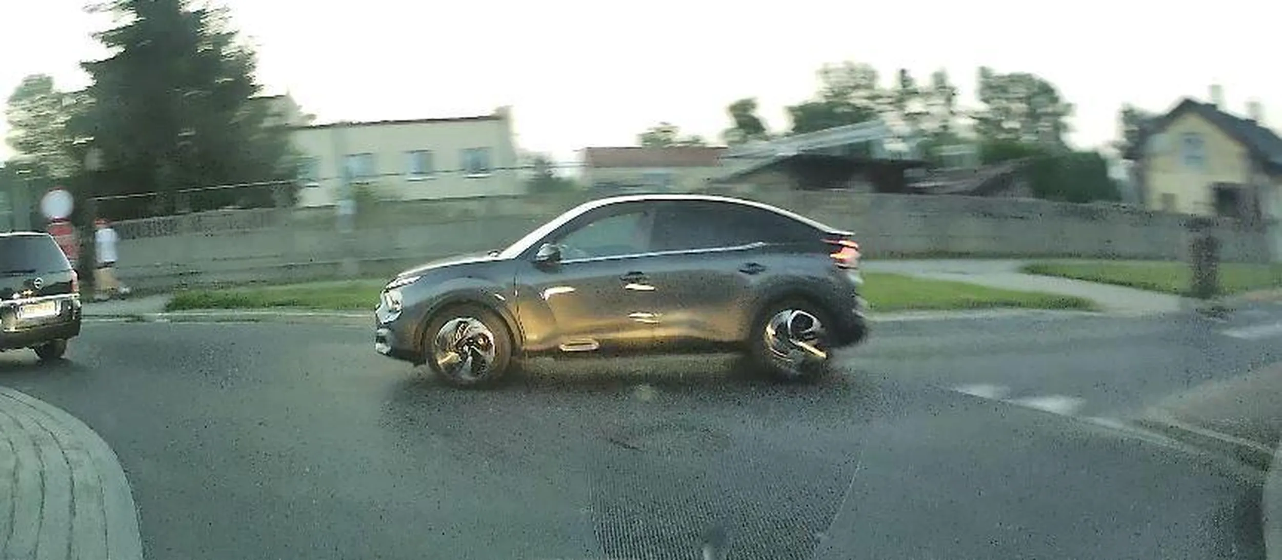 kierowca ma inteligencję ameby pakując się na rondo i zmuszając mnie do nagłego hamowania bo jaśniepanKrakowski jedzie....