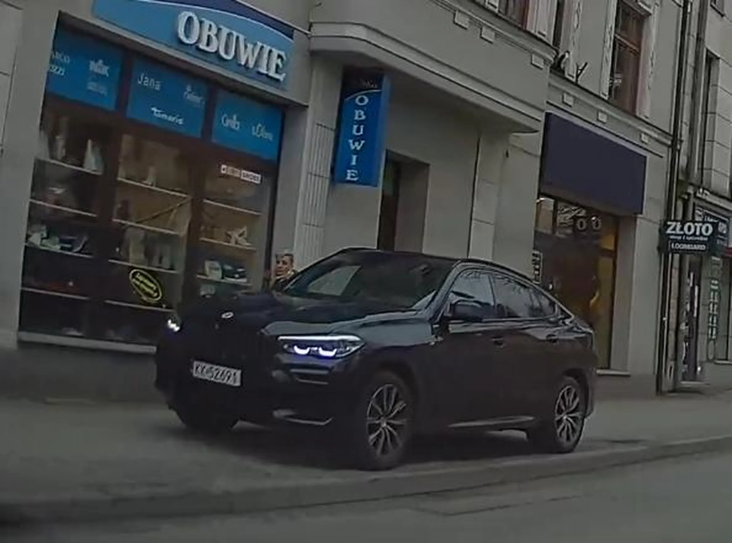 To jest chodnik dla pieszych, a nie parking dla twojego złomu. Szkoda, że nie przejeżdżała Policja albo SM