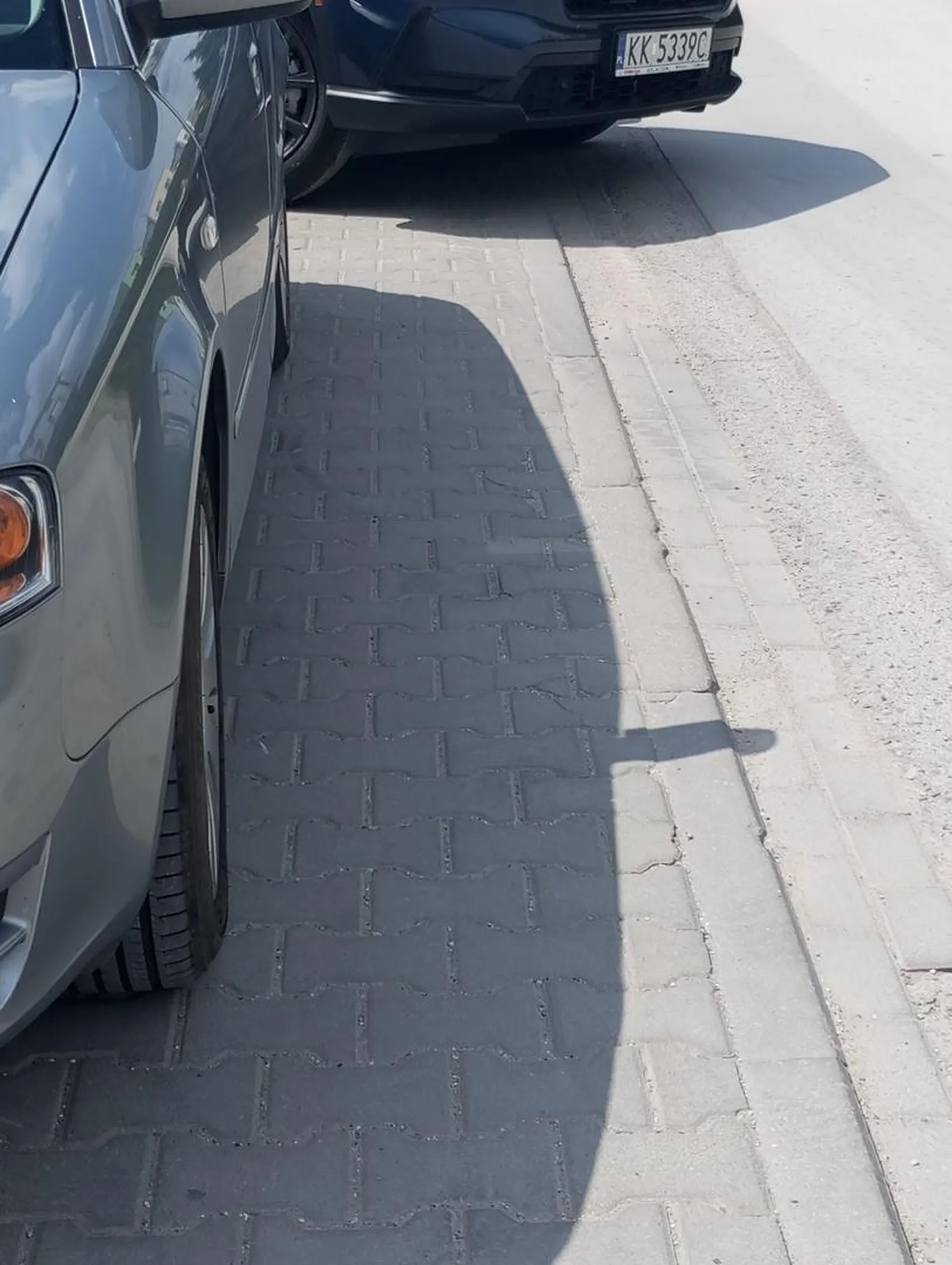 Wjechał na miejsce dla autobusu autobus zastawił a ten jedzie po chodniku prawie potrącił panią na rowerze