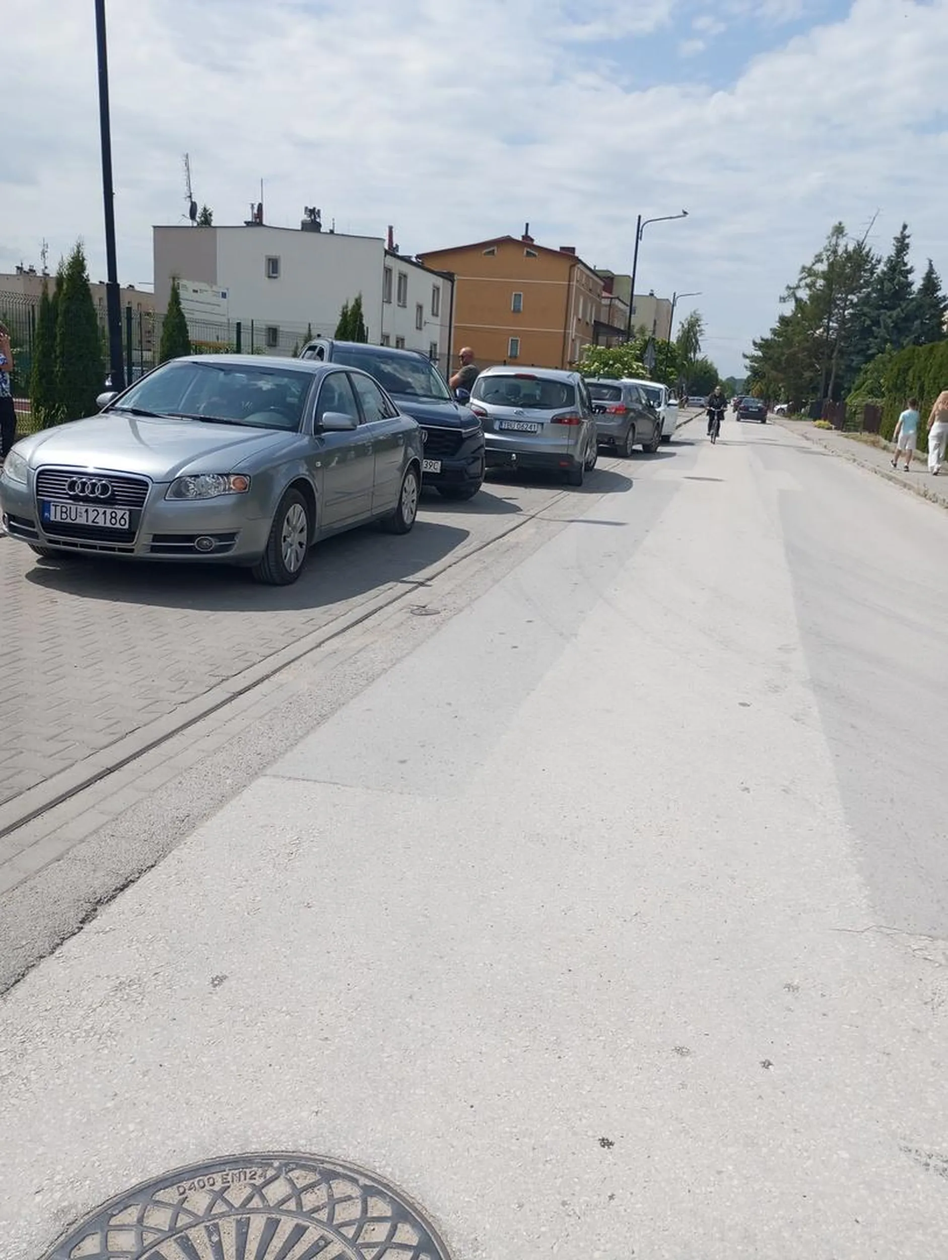 Wjechał na miejsce dla autobusu autobus zastawił a ten jedzie po chodniku prawie potrącił panią na rowerze