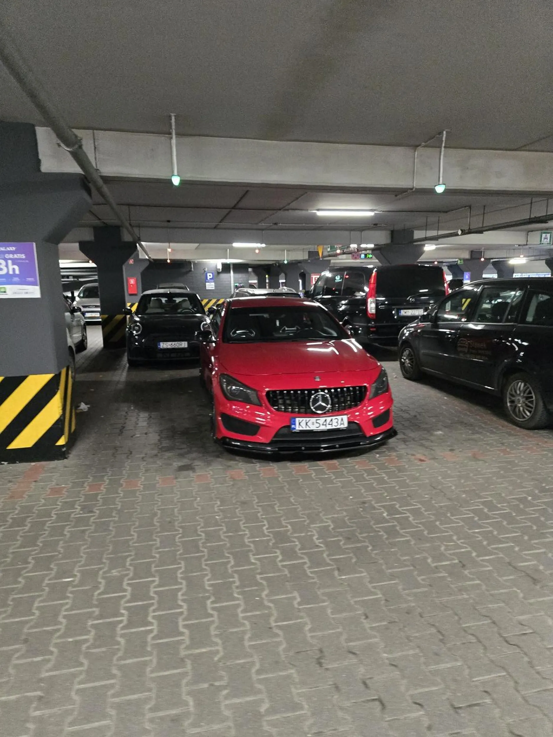 System parkingowy pokazuje dwa wolne miejsca a tu proszę niespodzianka. Jak widać są równi i równiejsi. Zalecam podszkolić parkowanie jeśli kierowca ewidentnie ma z tym problem.