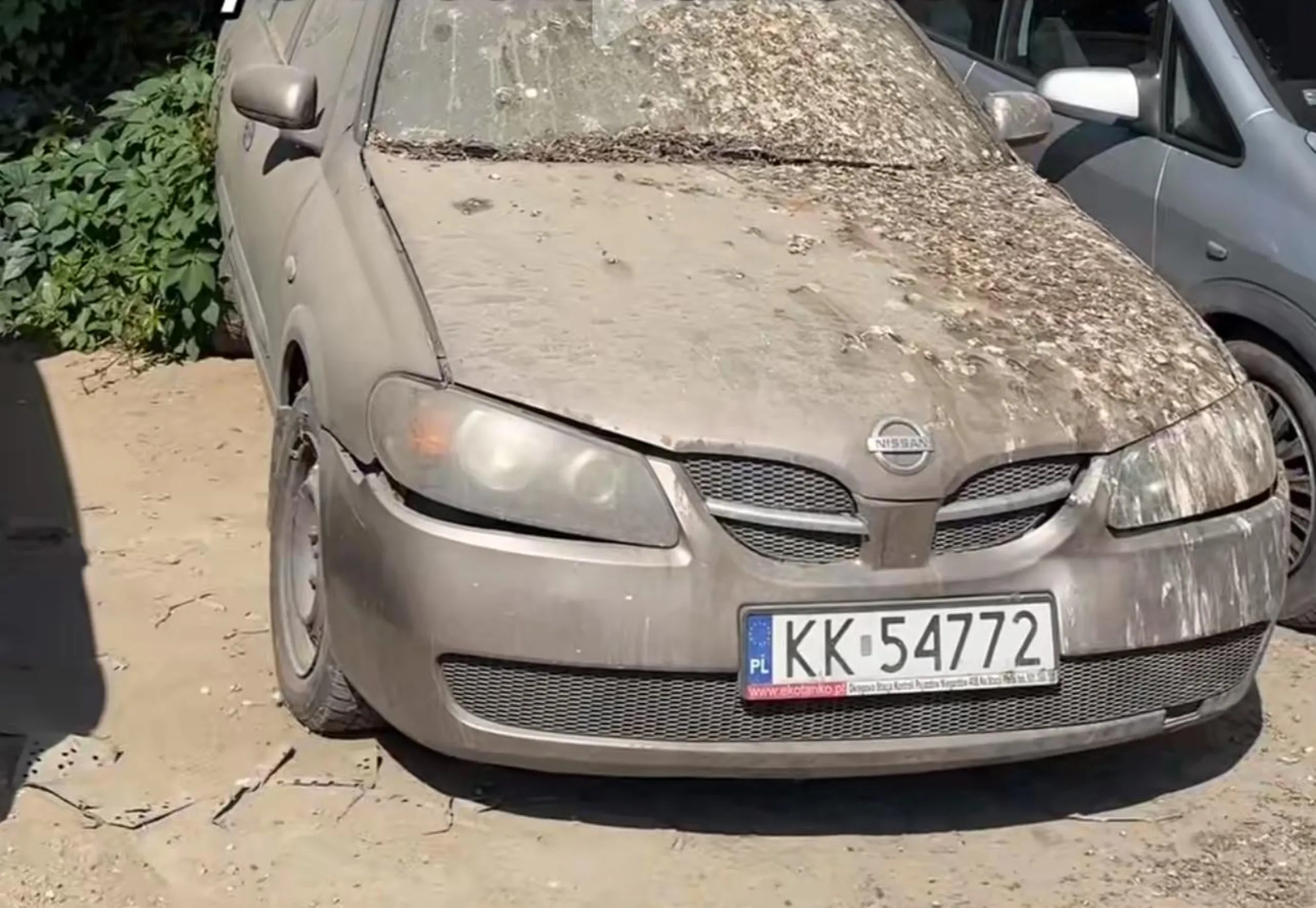 Auto stoi pod wiaduktem całe zasrane