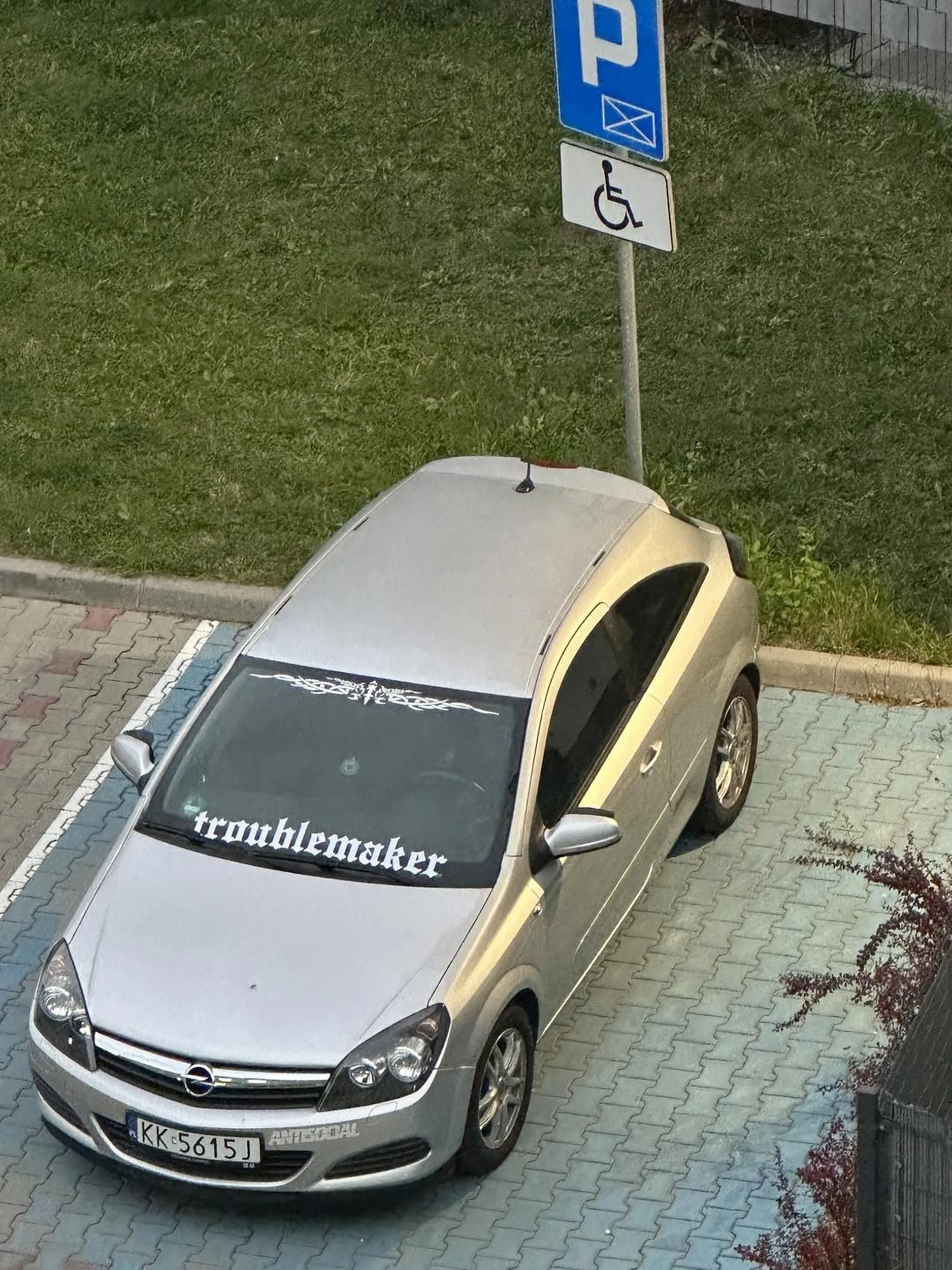 Widać tutaj sznyt tuningowy, a także bezpardonowe podejście do miejsc dla osób niepełnosprawnych, kiedy miejsc na parkingu brak. Wszak antisocial troublemaker.