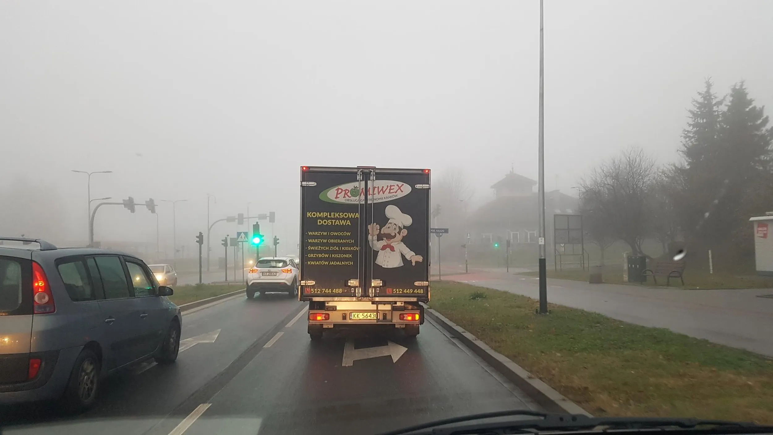 Dobrze że nic się nie stało gdy wymusiłeś na innym kierowcy wjeżdżając na ulicę Cechową w Krakowie. Wymusiłeś mu tak że odbił się aż do krawężnika. Chociaż tyle że przeprosiłeś światłami awaryjnymi.....