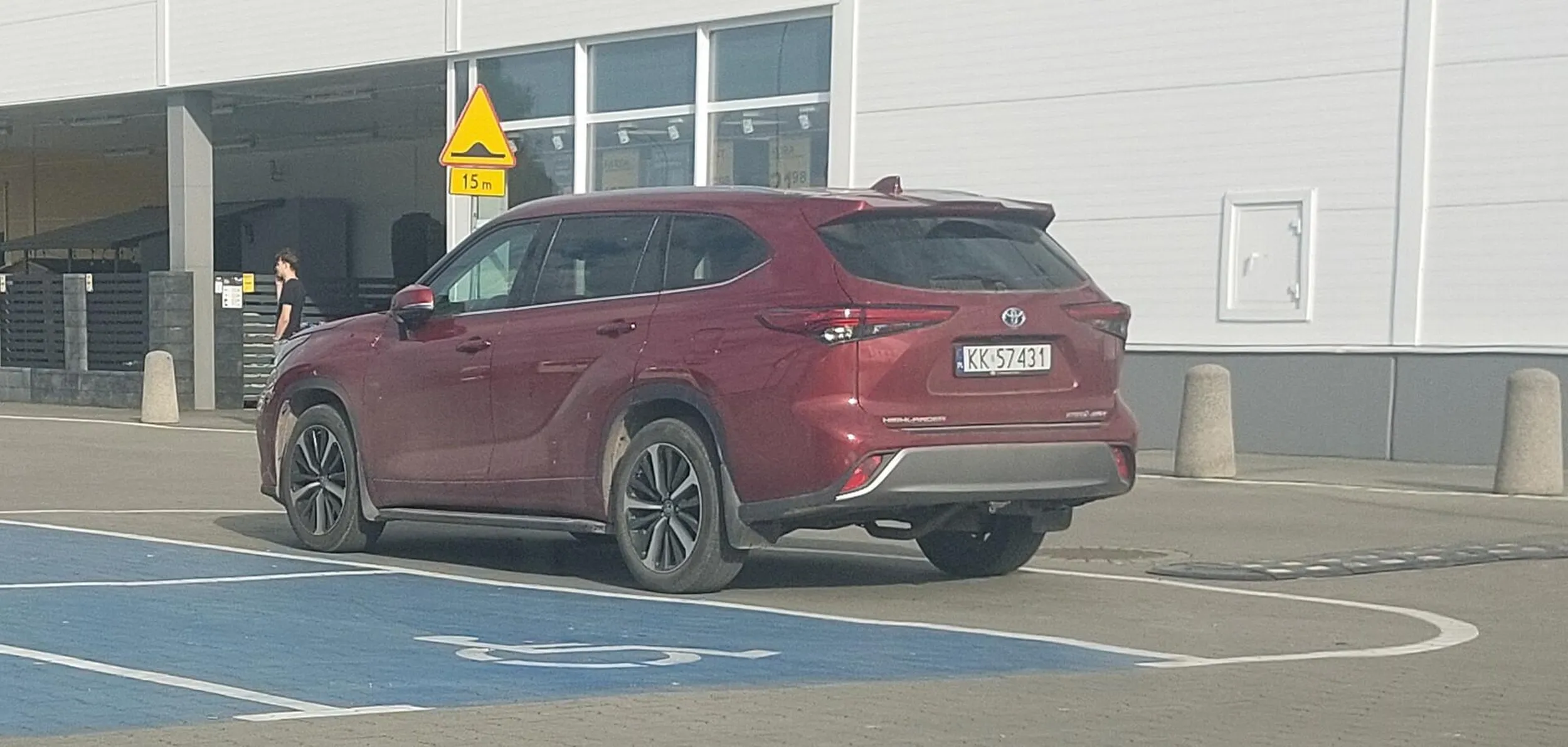 gamoń ma pół wolnego parkingu pod Castoramą, ale dupy się ruszyć nie chce i parkuje pod samymi drzwiami, na obszarze wyłączonym z ruchu