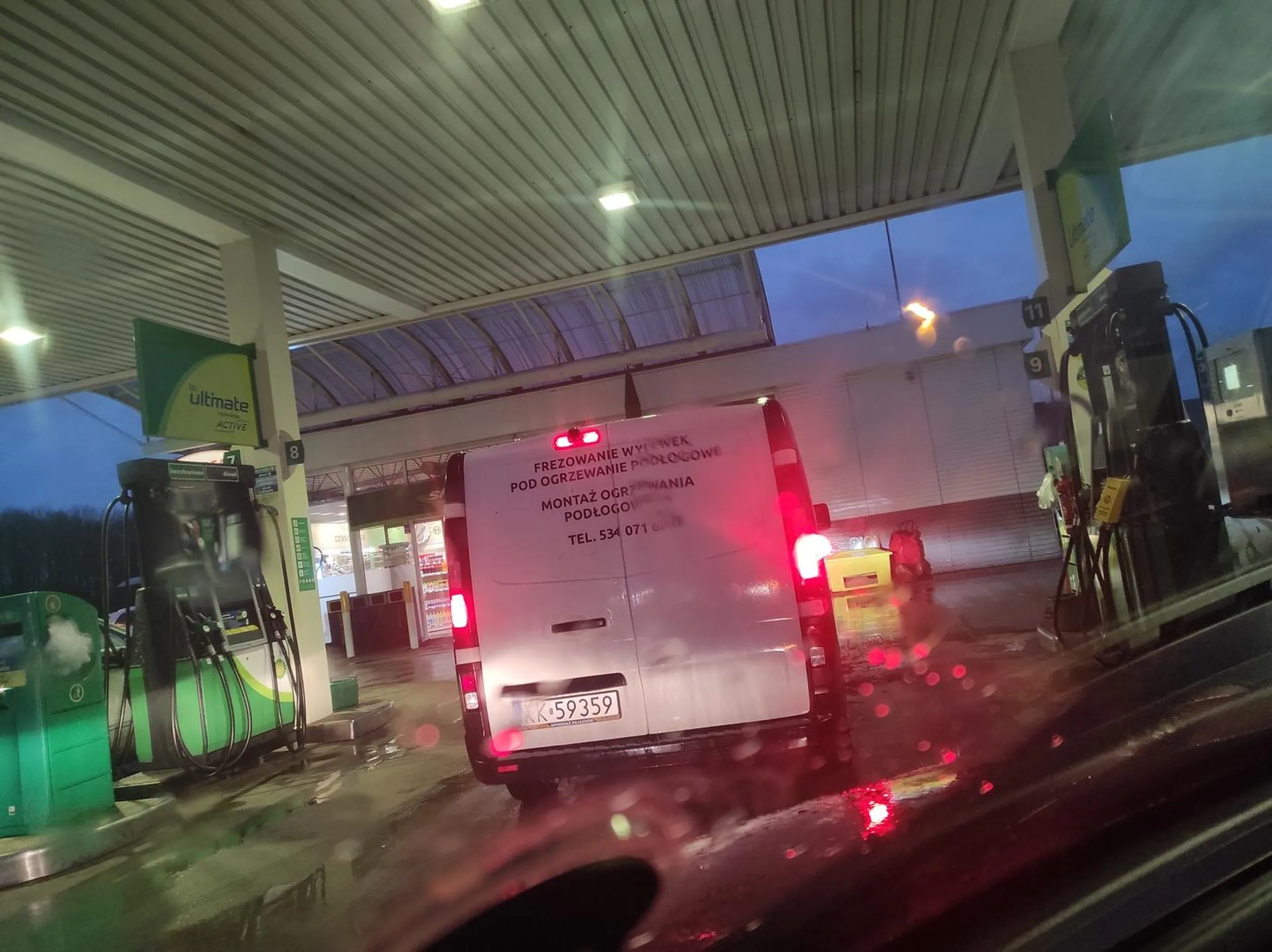 Pajac zaparkował na środku stacji blokując dwa dystrybutory, przy okazji nie korzystając z żadnego. Wlew paliwa umieszczony z lewej strony samochodu nie z prawej. Pasażer kupował tylko i wyłącznie kawę.