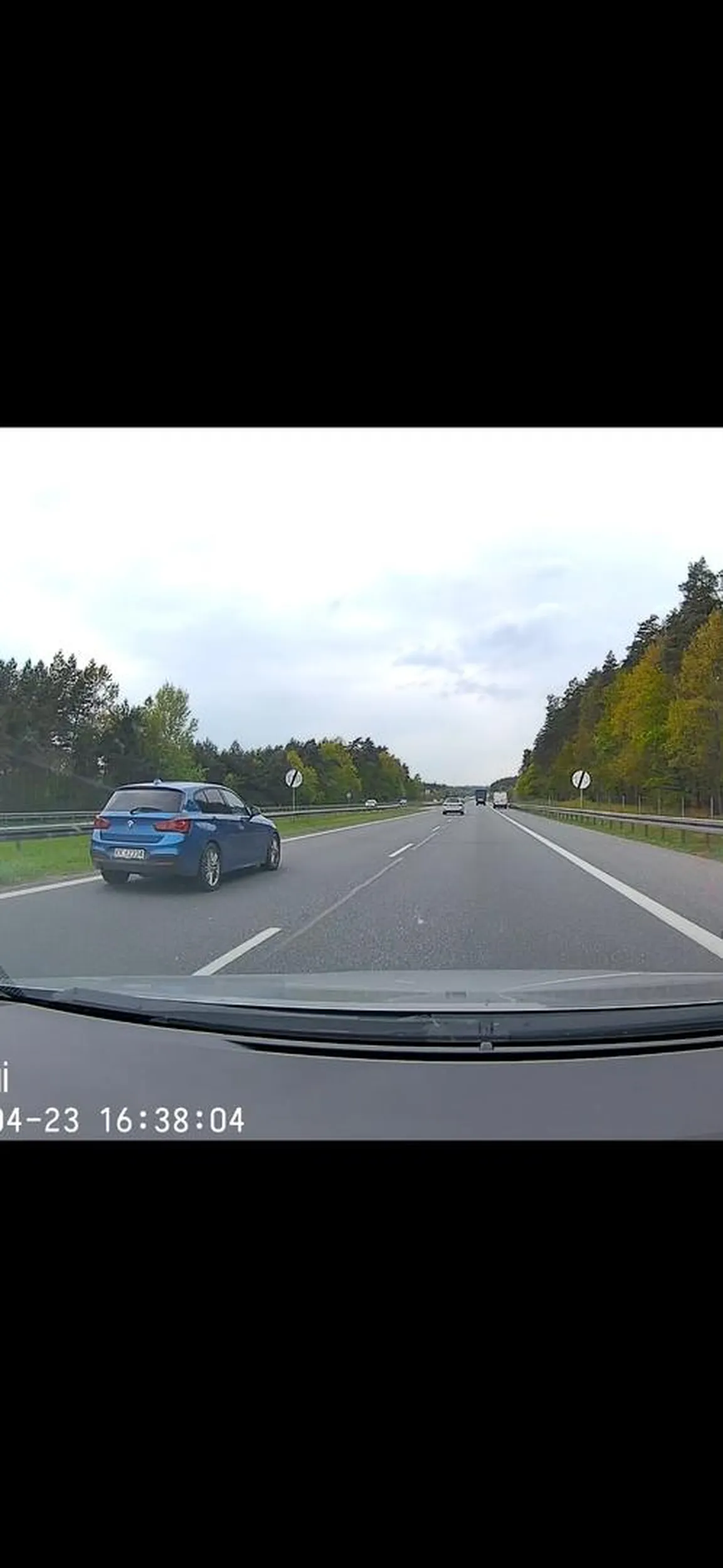 Tępa blond pi*do, naucz się przepisów ruchu drogowego i przestań blokować lewy pas. Ani marka auta, ani kolor włosów Cię nie usprawiedliwiają.