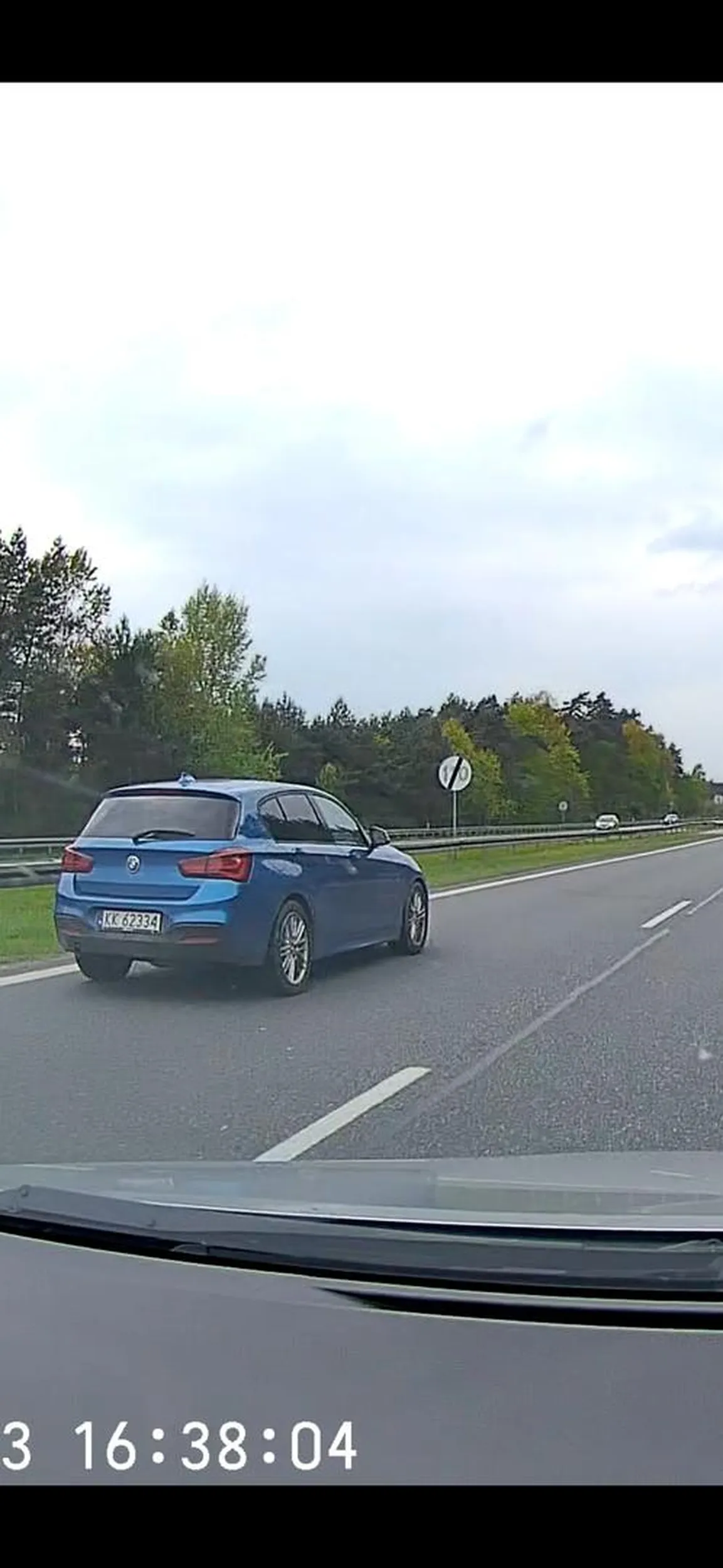 Tępa blond pi*do, naucz się przepisów ruchu drogowego i przestań blokować lewy pas. Ani marka auta, ani kolor włosów Cię nie usprawiedliwiają.