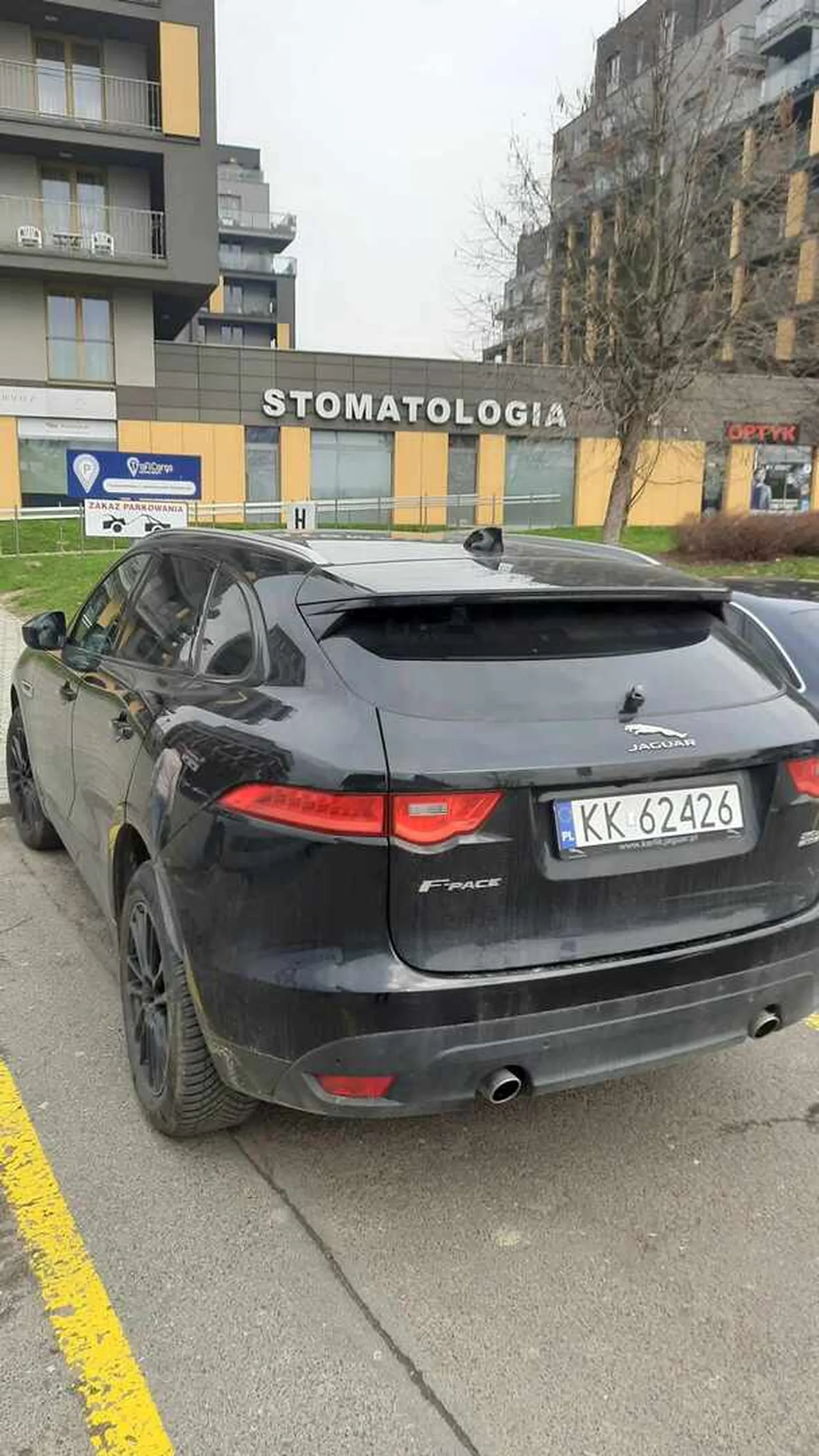 Zastawiony slot dla dostawczaków na wynajem. Nie pozdrawiam, drogo na parkingu, bieda na umyśle.