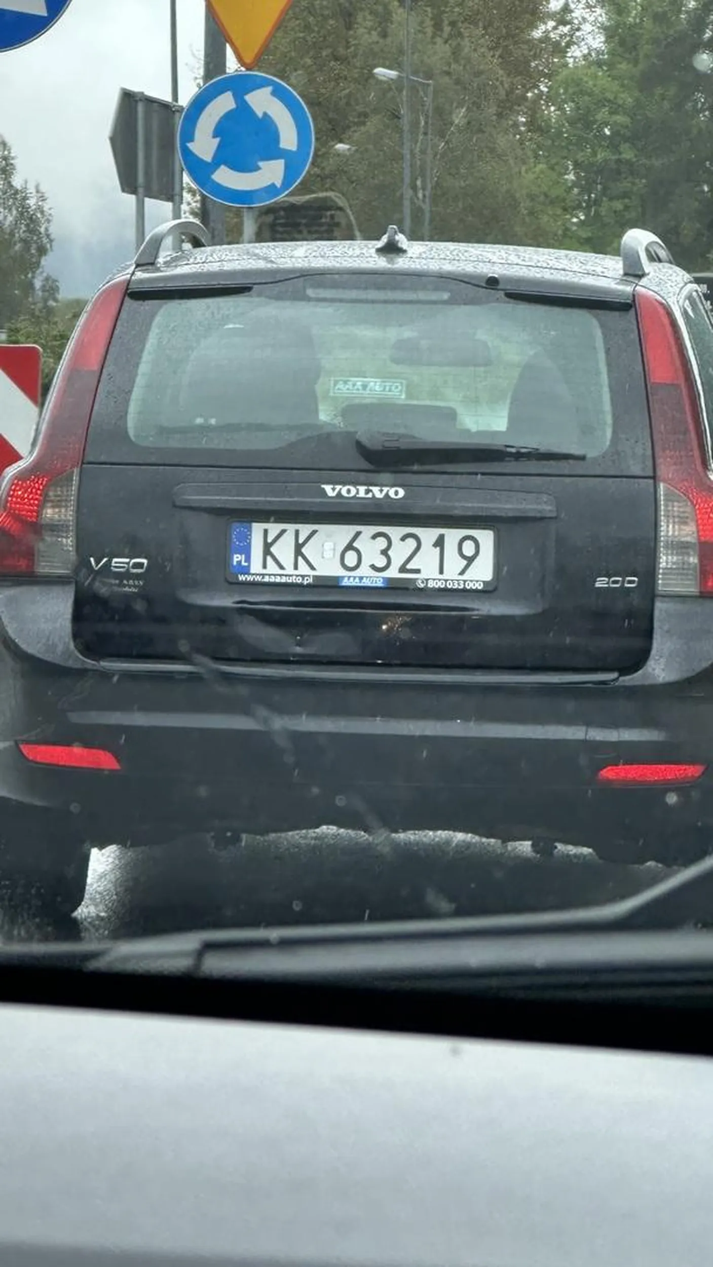 Nie polecam! Wczoraj przy zmianie pasa koleś prawie zepchnął mnie z drogi! A po całej akcji jechał sobie rozmawiając przez telefon…. Zero uwagi i zero skupienia na drodze… porażka…