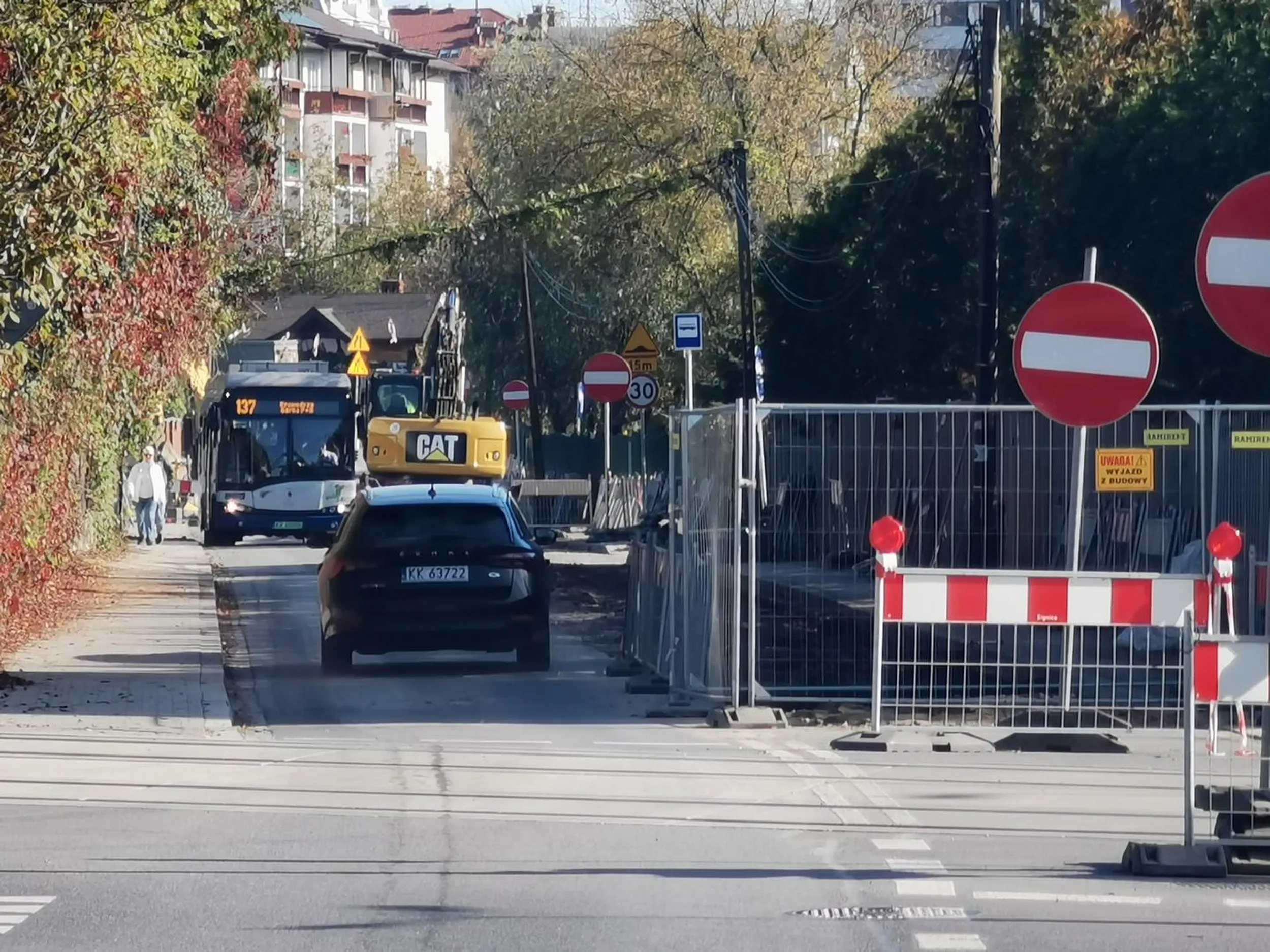Niby kierowca Skody, a maniery jak kierowcy BMW. Aspiracje tak samo wielkie jak wada wzroku, znaków B-2 po horyzont ale jego to nie powstrzyma! Dodajmy też utrudnianie ruchu pojazdom komunikacji miejskiej, trzeba pokazać tym biedakom w autobusie że on to jest gość, którego nie stać na jeżdżenie na około