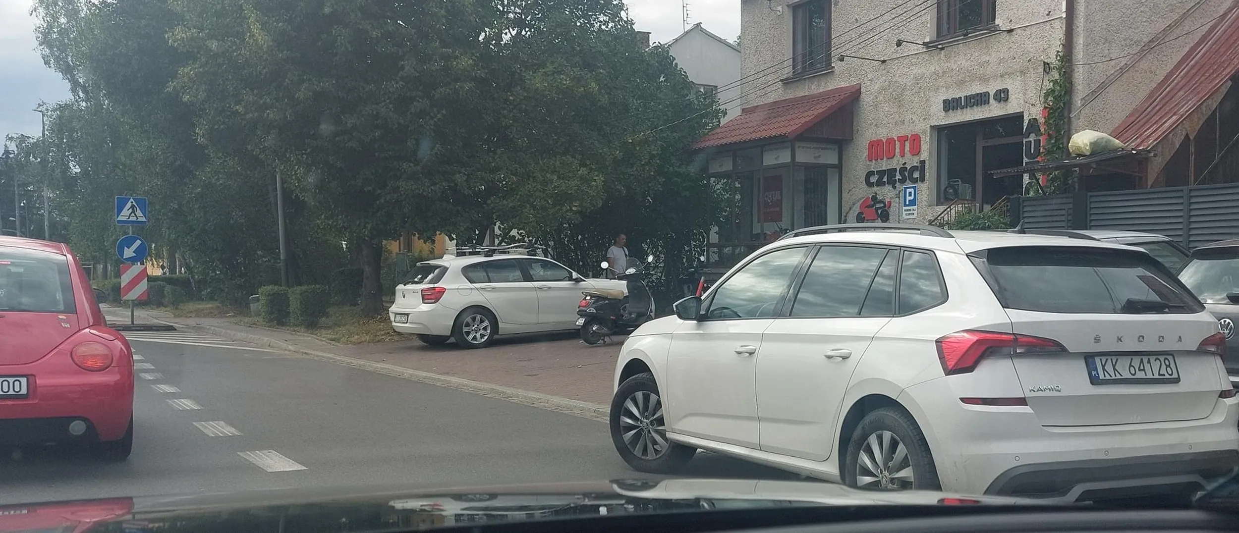 pierdoła parkuje na przystanku autobusowym utrudniając ruch MPK, mimo że obok siebie ma dwa wolne miejsca na chodniku