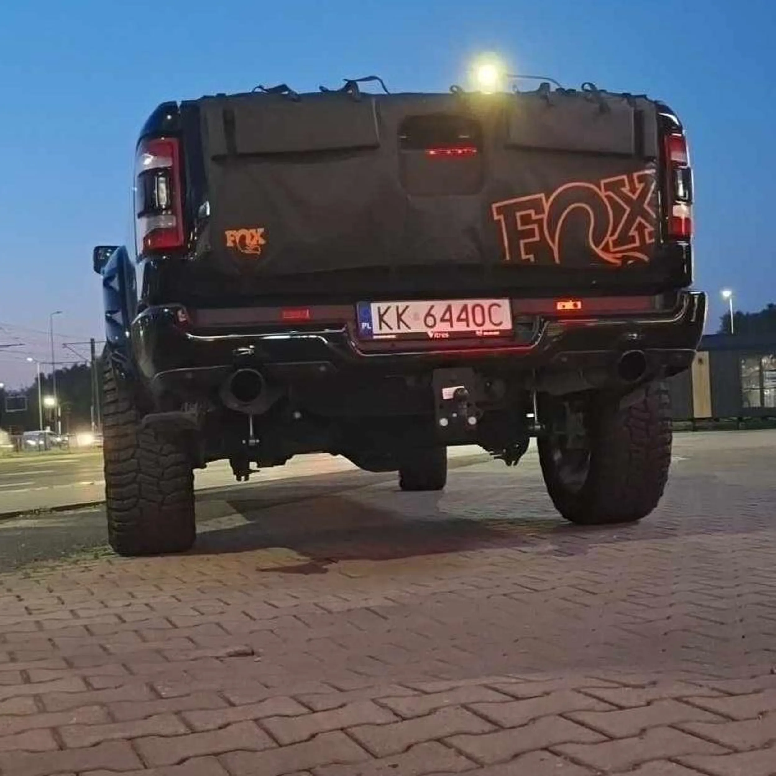 pierdolisz. potrafi parkowac. poprawnie zaparkowal.