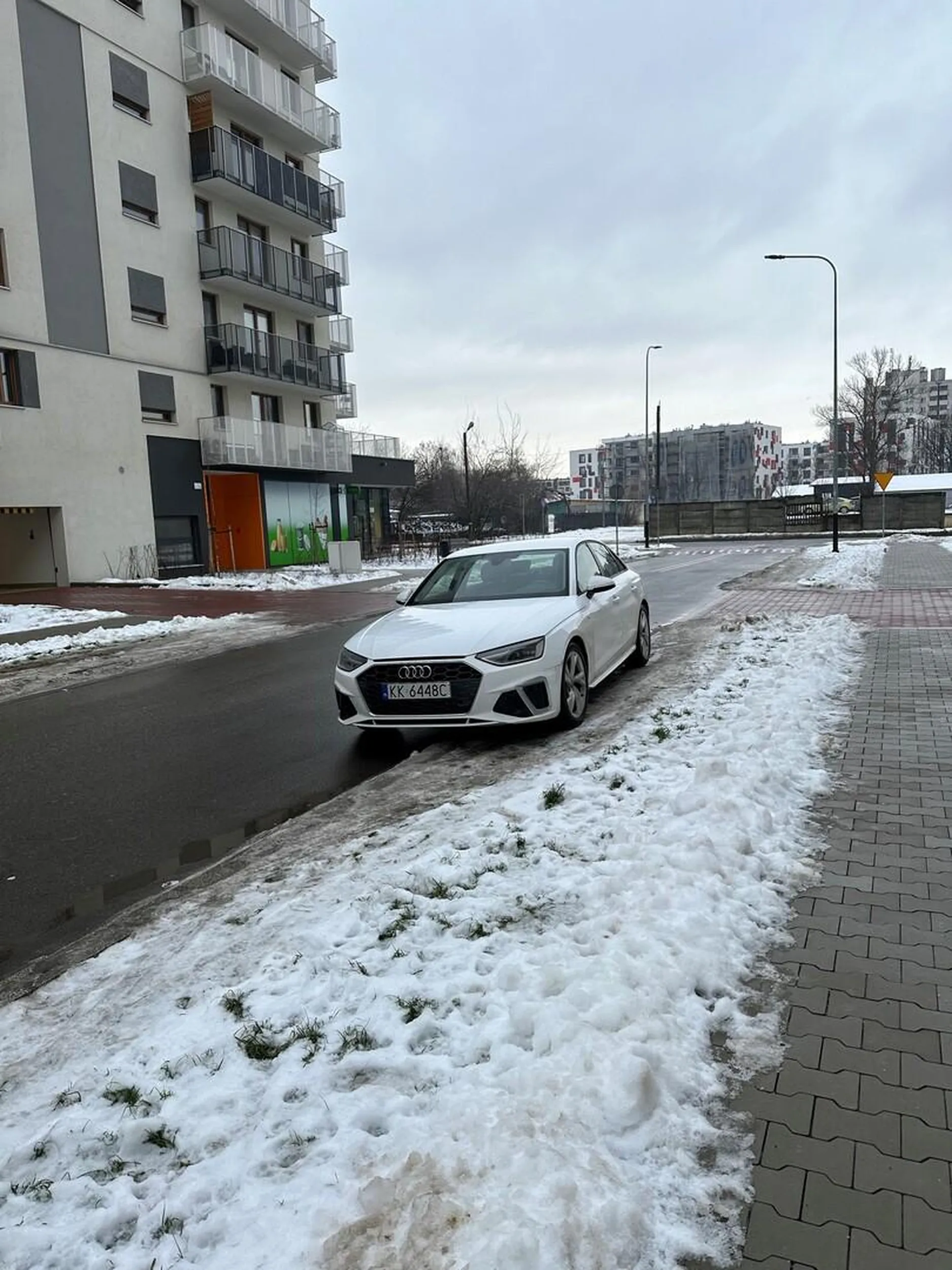 Nie dosc ze parkuje na zakazie zatrzymywania, to dodatkowo na terenie zielonym