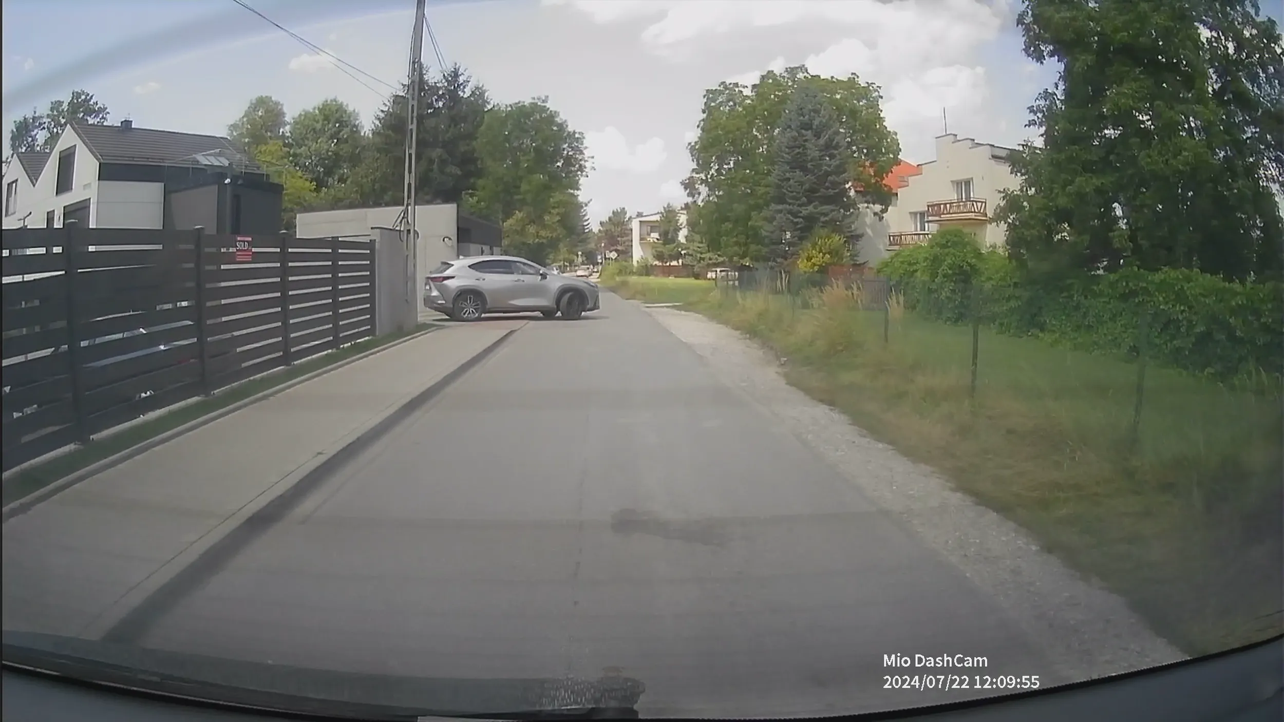 Pani w Lexusie, mimo drogi jednokierunkowej i nakazu skrętu z osiedla w prawo na ulicy Kaczej, skręciła w lewo jadąc pod prąd i łamiąc świadomie przepisy. Chciałem puścić Lexusa, odmówił. Gratuluję, wszystko się nagrało na kamerkach przedniej i tylnej :)