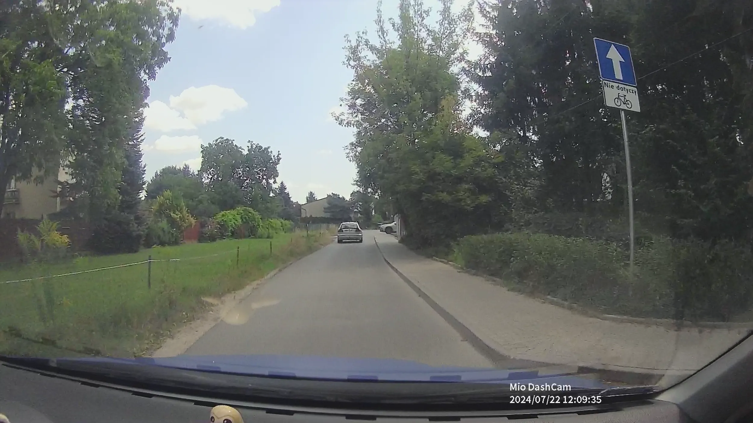 Pani w Lexusie, mimo drogi jednokierunkowej i nakazu skrętu z osiedla w prawo na ulicy Kaczej, skręciła w lewo jadąc pod prąd i łamiąc świadomie przepisy. Chciałem puścić Lexusa, odmówił. Gratuluję, wszystko się nagrało na kamerkach przedniej i tylnej :)