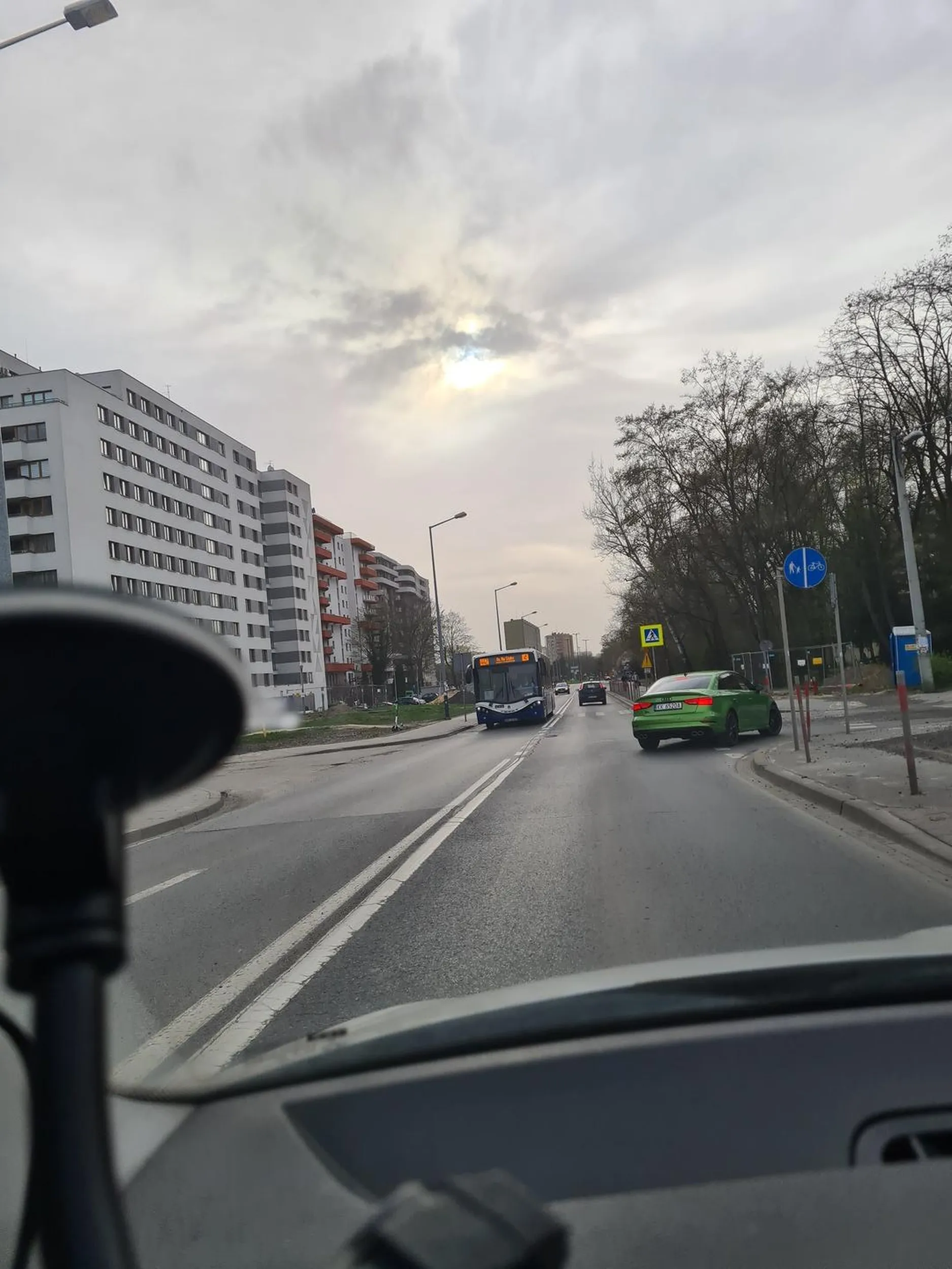 Kierowca wymusza pierwszeństwo. Burak jeb...