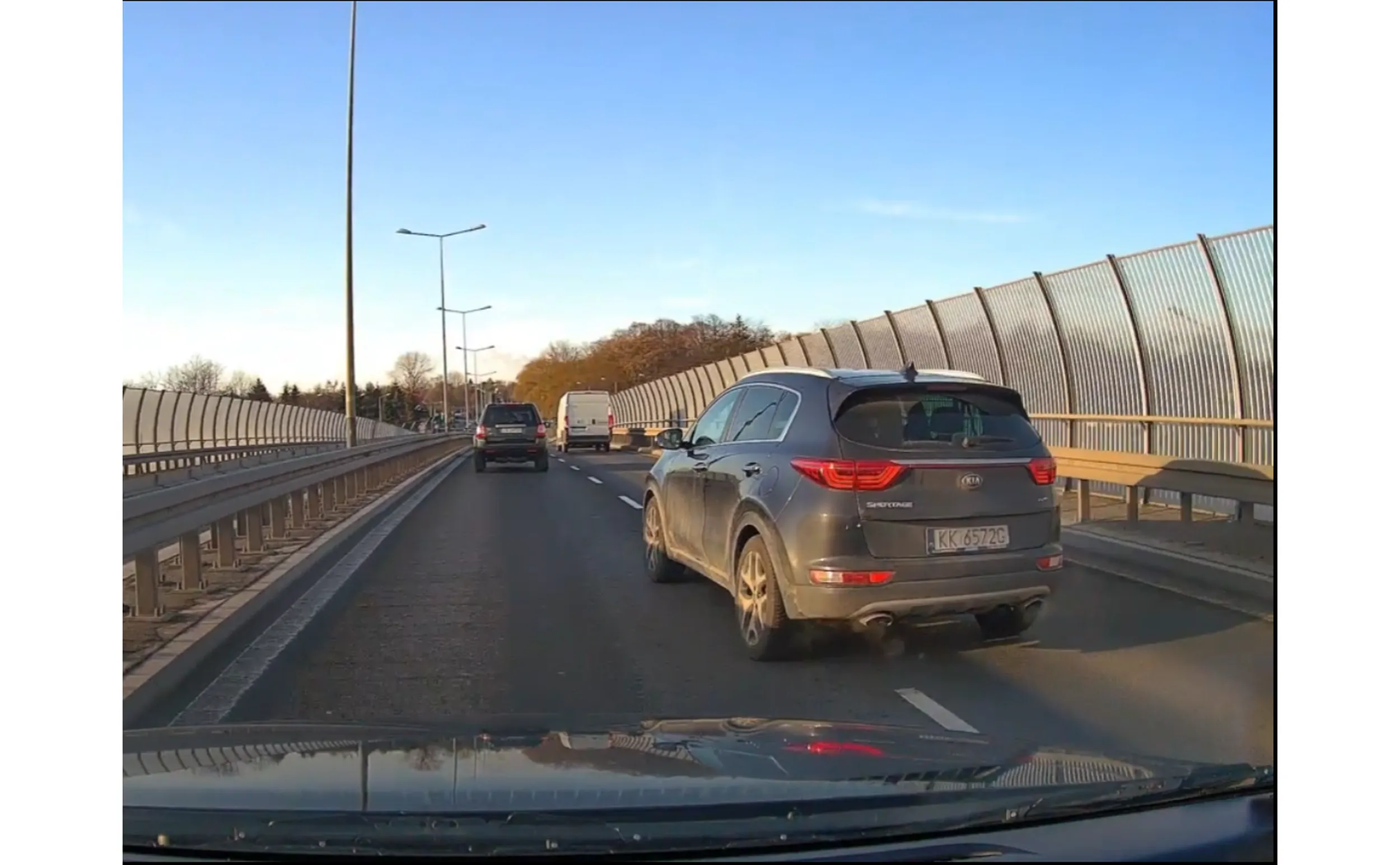 fajnie jeździsz kierowczyni, tylko zanim komuś władujesz się pod koła zastanów się gdzie wyhamują ci za mną bo tam tylko  bariery i inne auta, ogólnie do jeździsz hu.jo.wo i nawet przeprosić nie potrafisz, przesiądź się na komunikacje to może komuś krzywdy nie zrobisz