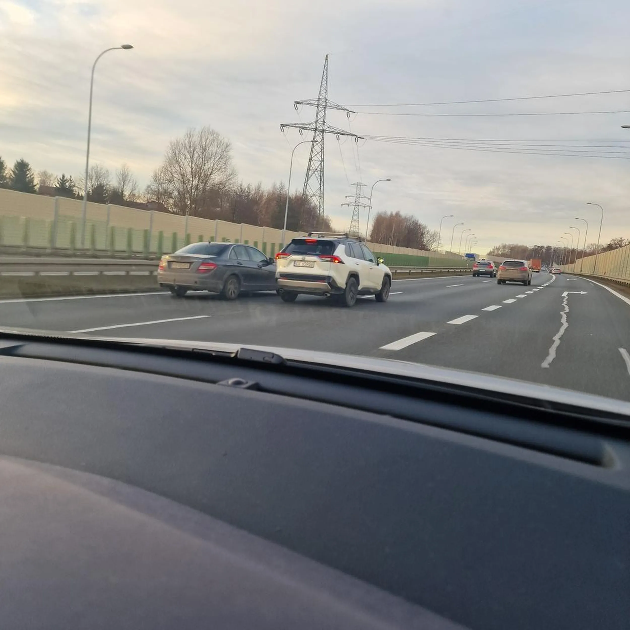 gościu idź się lecz na głowę, zabijesz kiedyś kogoś taka jazdą